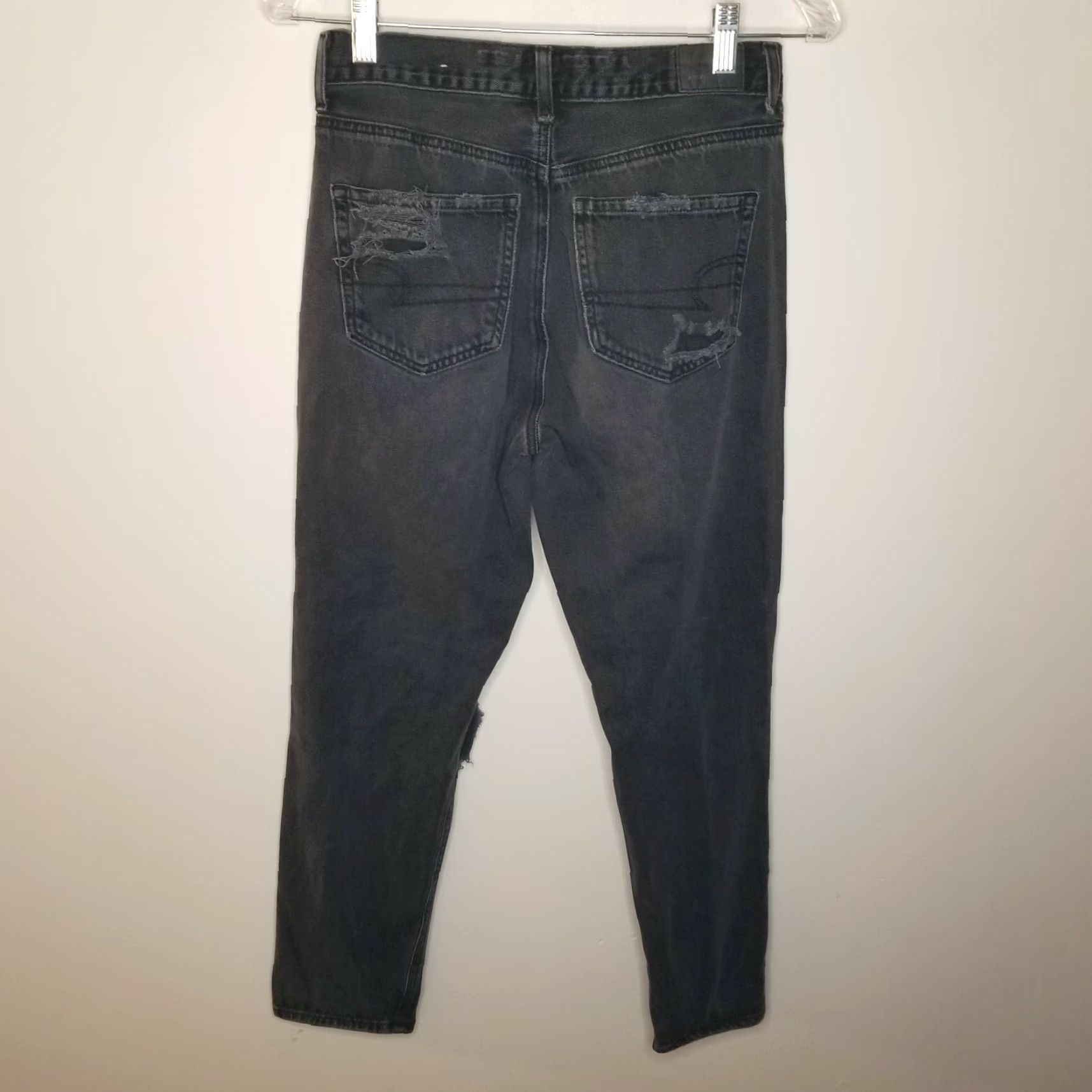American Eagle Outfitters AMERICAN EAGLE Distressed Mom Jeans Black Size 4 Womens Size 27" / US 4 / IT 40 - 5 Thumbnail