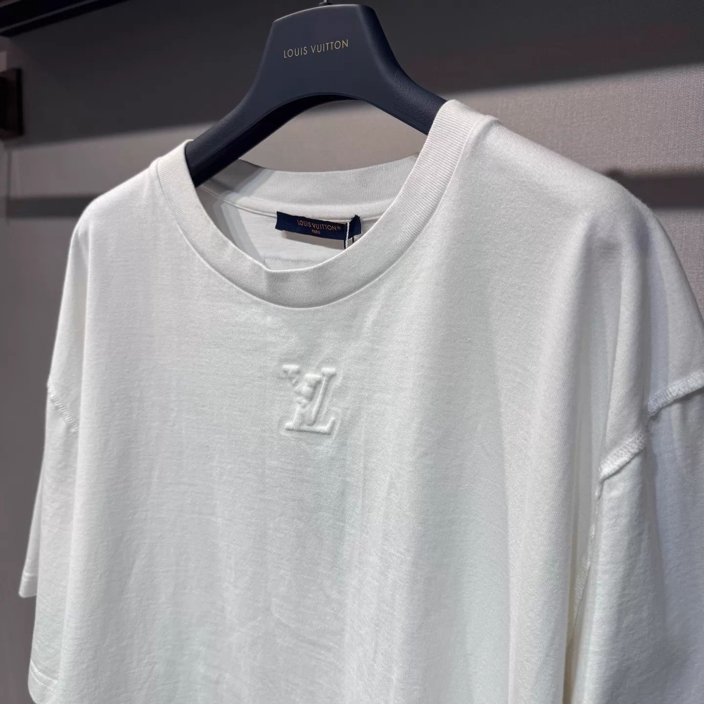 Louis Vuitton Louis Vuitton White Embossed Logo Tee 4L New Size US XXL / EU 58 / 5 - 4 Thumbnail