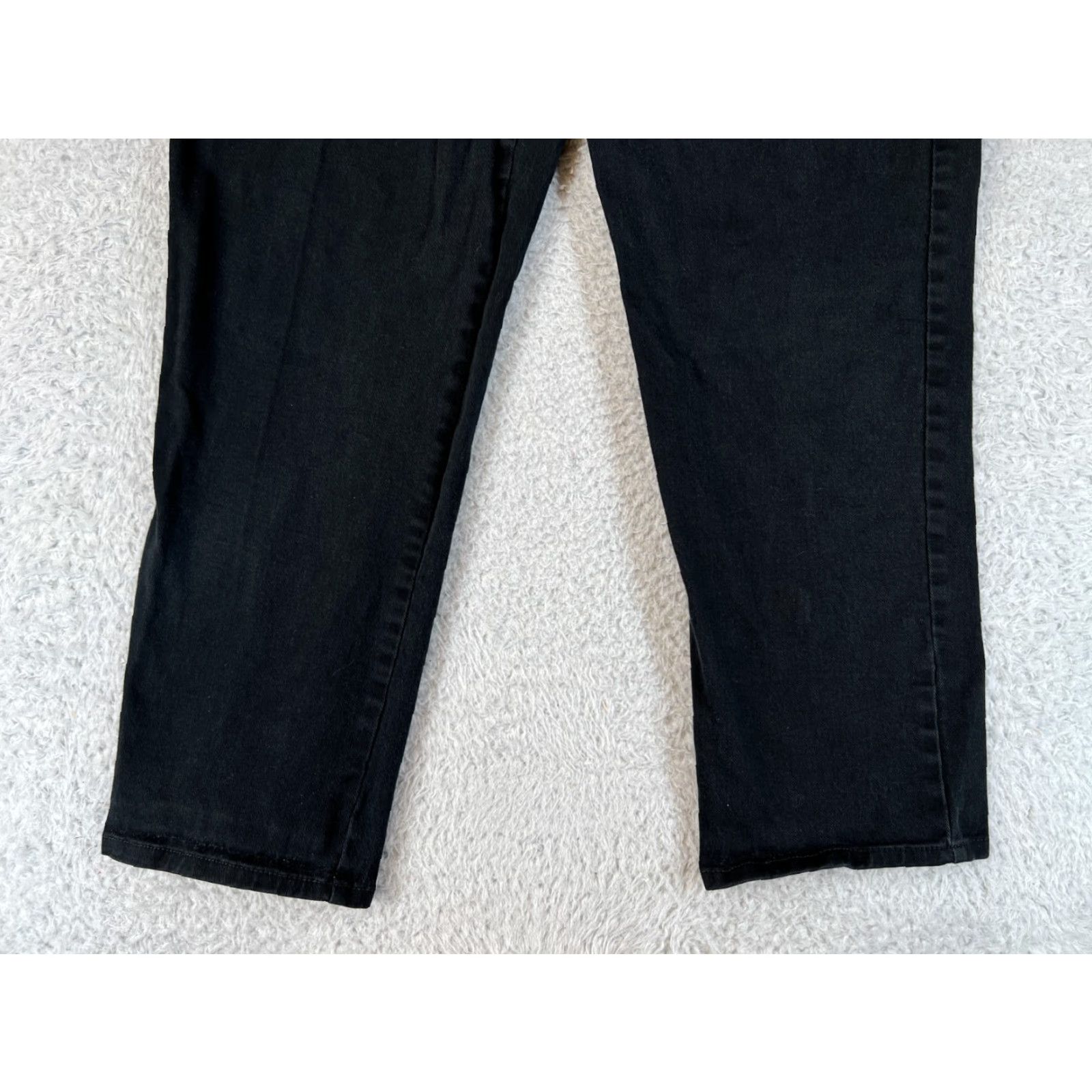 Gloria Vanderbilt Gloria Vanderbilt Jeans Women 18 Black Straight Leg 28L 35W Cotton Blend 5-Pocket Zipper Button Logo Denim Modern Calf Length Mens? Wait. Size 40" / US 18 - 3 Thumbnail