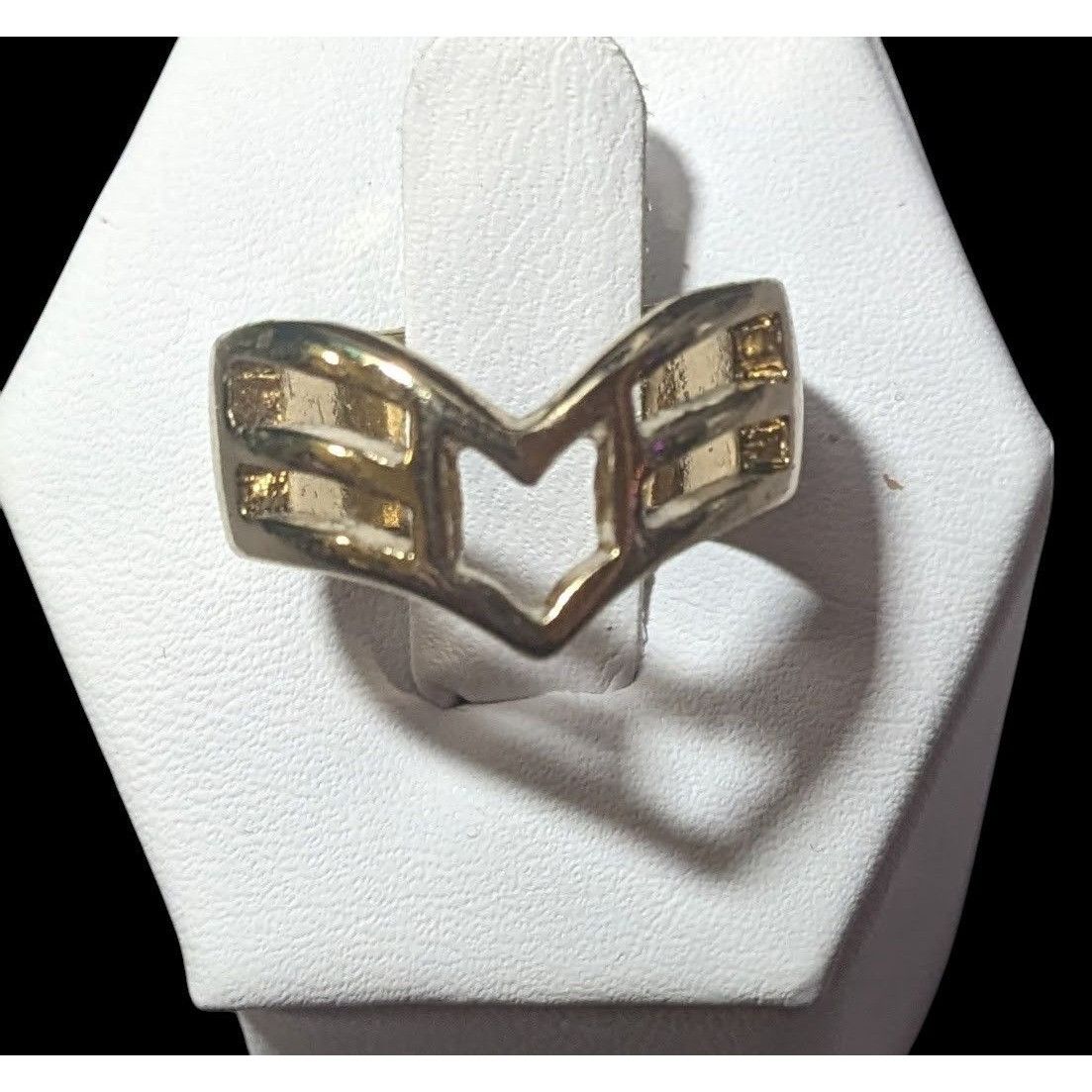 Other Gold Tone Slotted Chevron Fashion Ring Size 5 3/4 Size ONE SIZE - 8 Thumbnail