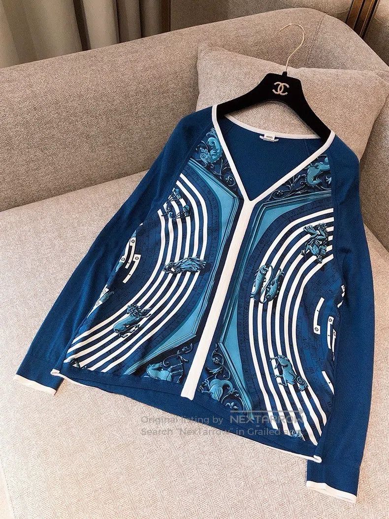 Hermes Hermes Silk printed and cashmere knitted V-neck top Size XS / US 0-2 / IT 36-38 - 1 Thumbnail