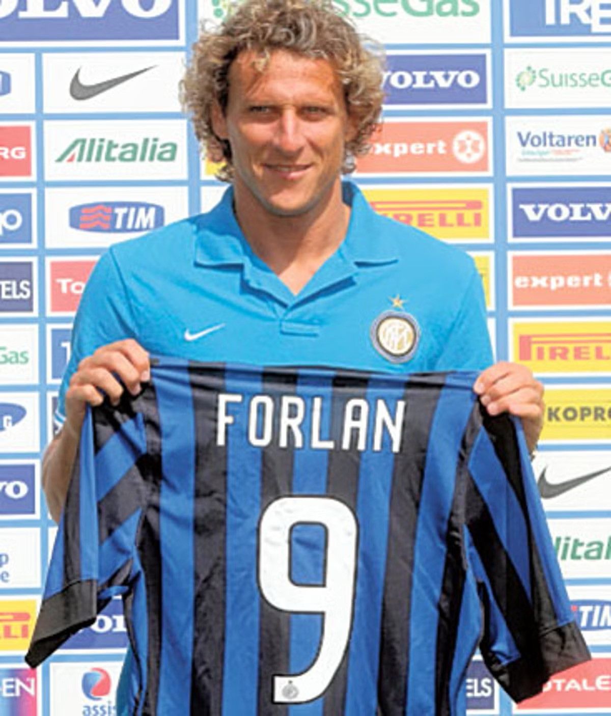 Nike INTER MILAN NIKE 2010/2011 FOOTBALL HOME SHORTS #9 FORLAN Size US 33 - 9 Thumbnail