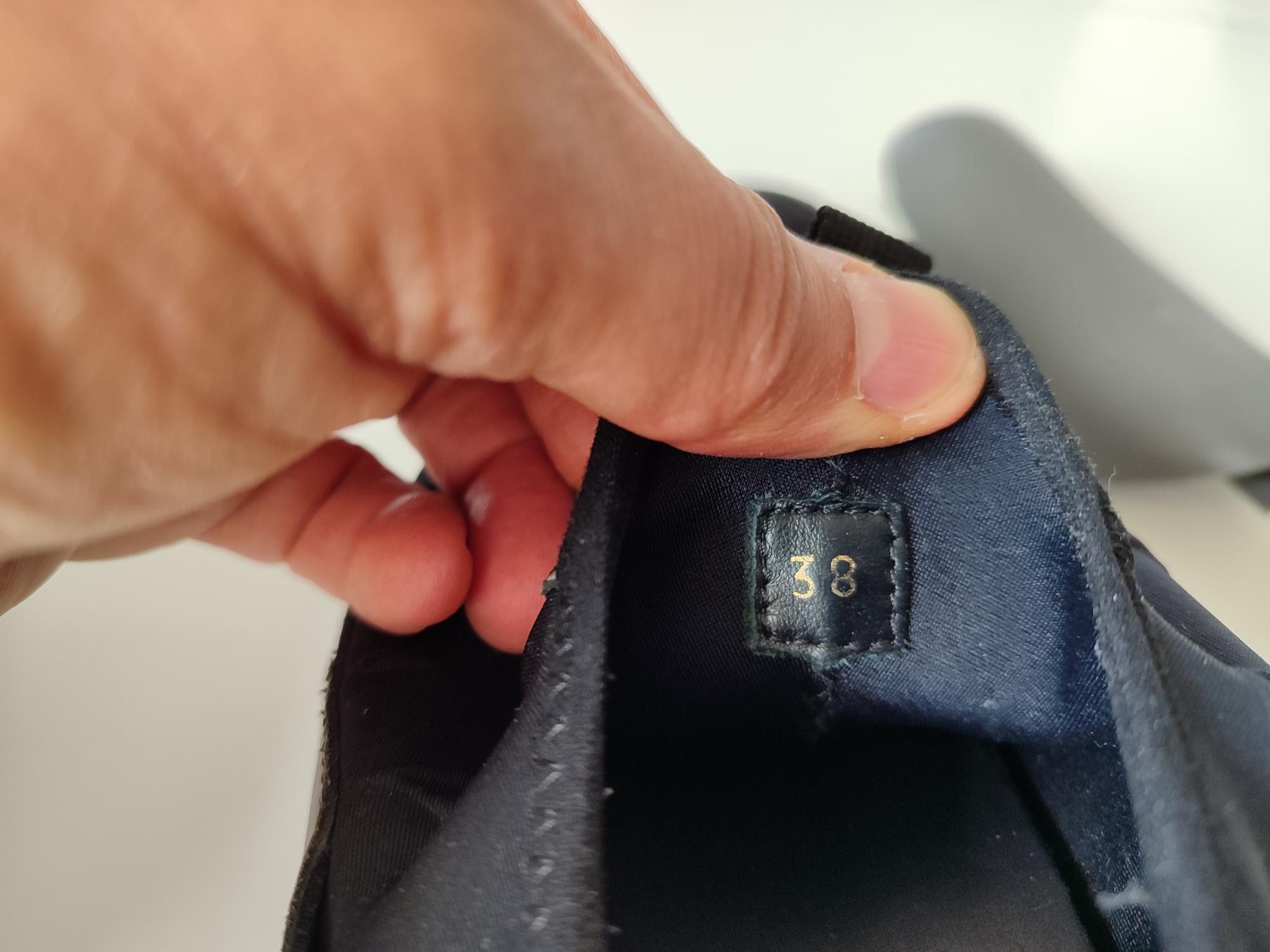 Louis Vuitton BASKETS LOUIS VUITTON RUN AWAY SLIP ON Size US 8 / IT 38 - 12 Thumbnail