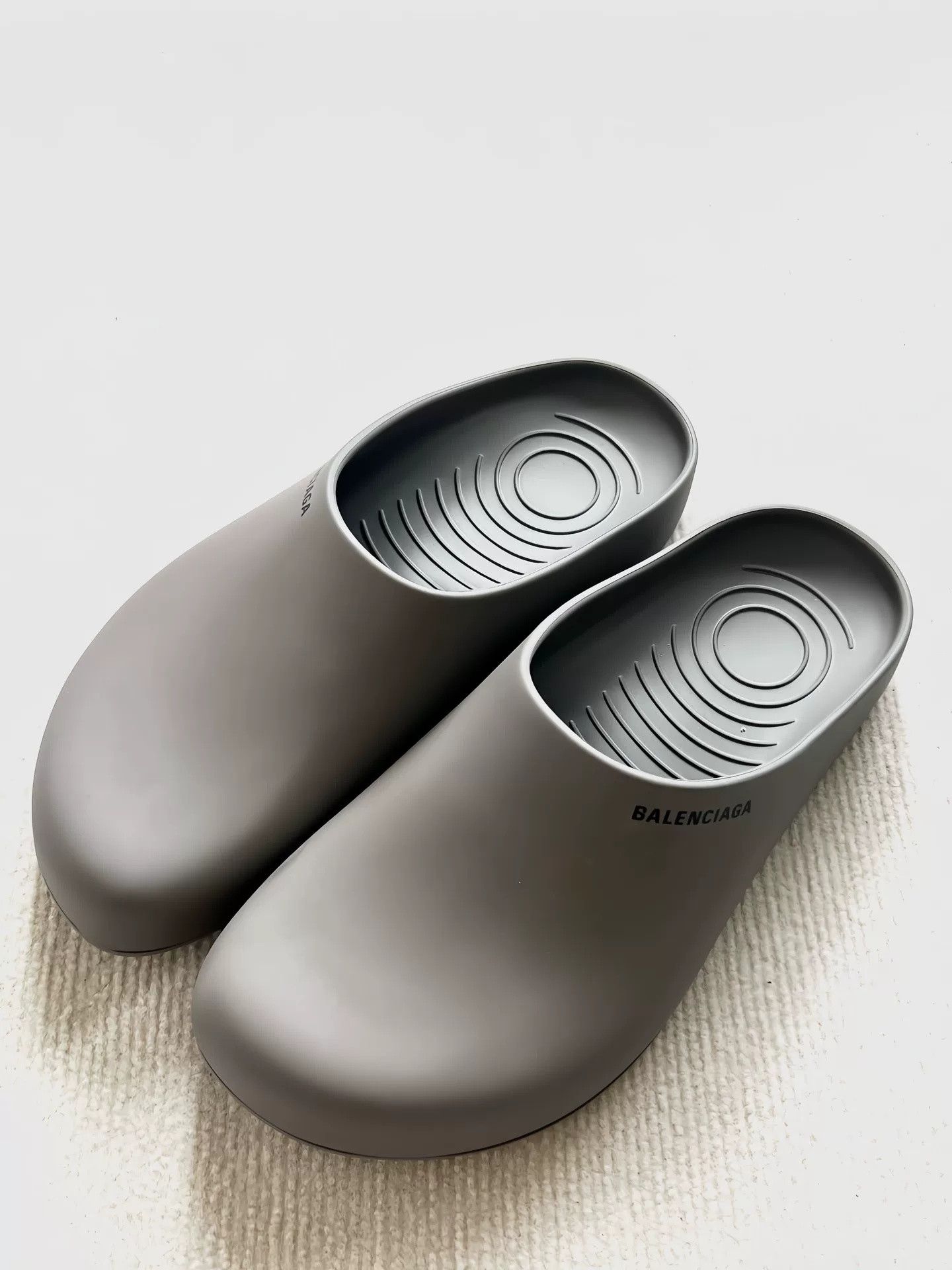 Balenciaga Balenciaga Pearl Gray Closed-Toe Mules Size US 10 / EU 43 - 1 Thumbnail
