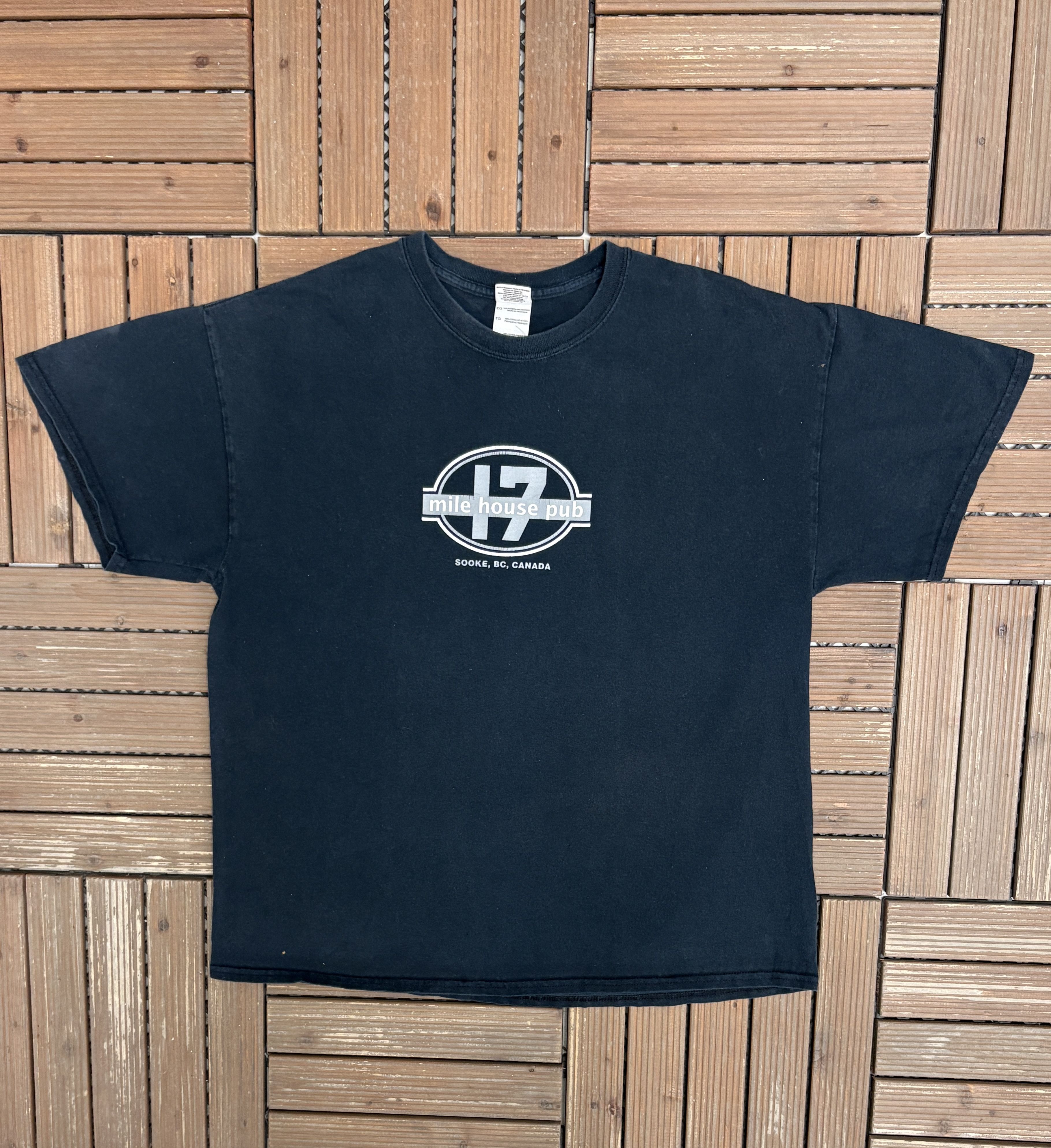 Vintage 17 Mile House Pub Sooke, BC Vintage Blue T-Shirt Tee Size US XL / EU 56 / 4 - 1 Thumbnail