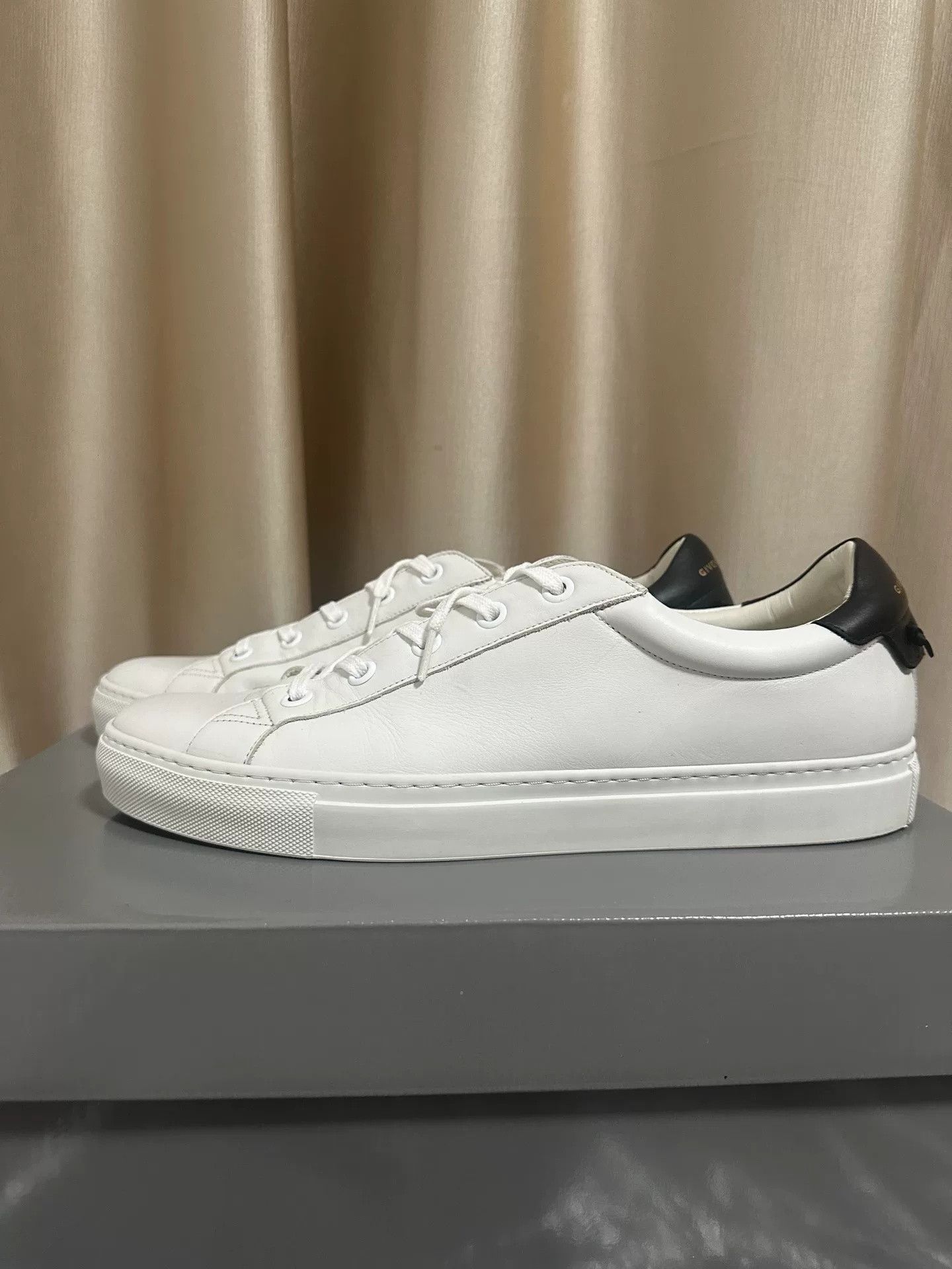 Givenchy Givenchy Black Tail Low-Top Sneakers Size US 12 / EU 45 - 2 Thumbnail