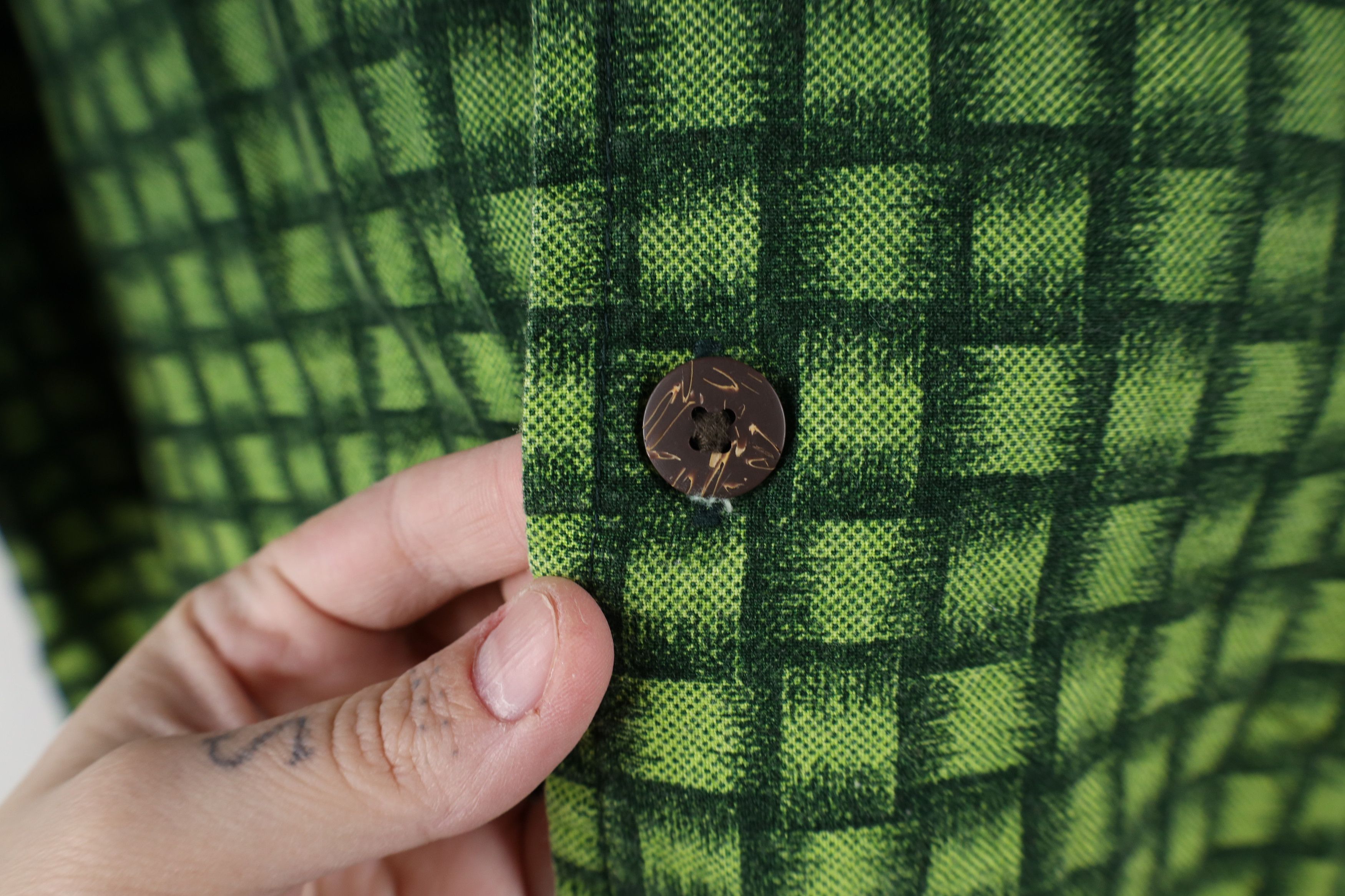 Vintage Vintage Y2K 90s Streetwear Collar Tiki Hawaiian Button Shirt Size US L / EU 52-54 / 3 - 6 Thumbnail