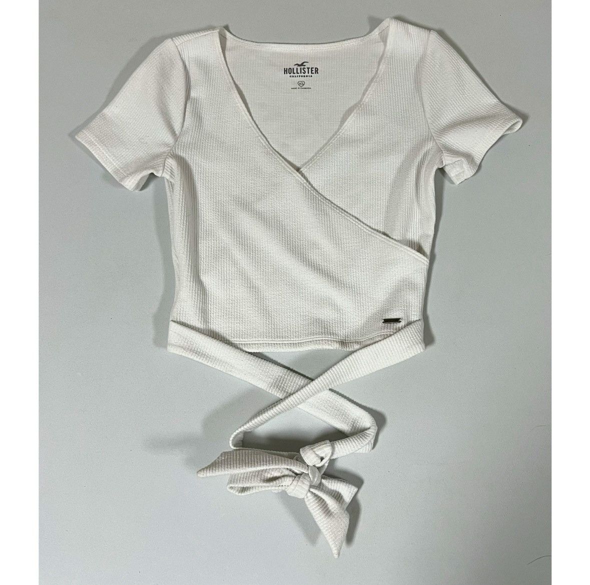 Hollister Hollister White V-Neck Wrap-Around Shirt Top Blouse Tee XS🤍✨ Size XS / US 0-2 / IT 36-38 - 1 Thumbnail