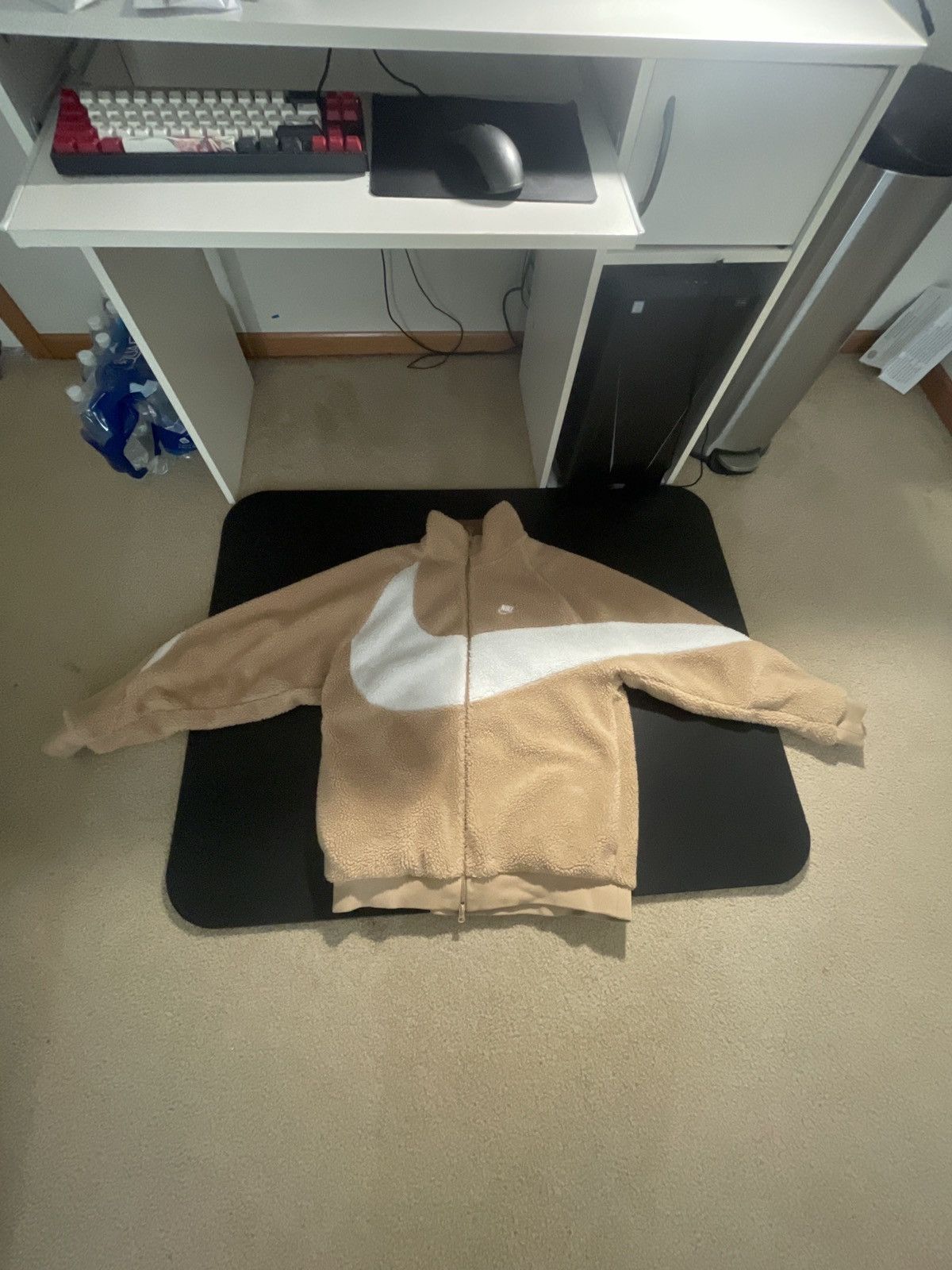 image of Nike Big Swoosh Reversible Boa Jacket (Asia Sizing) in White/Tan, Men's (Size 2XL)