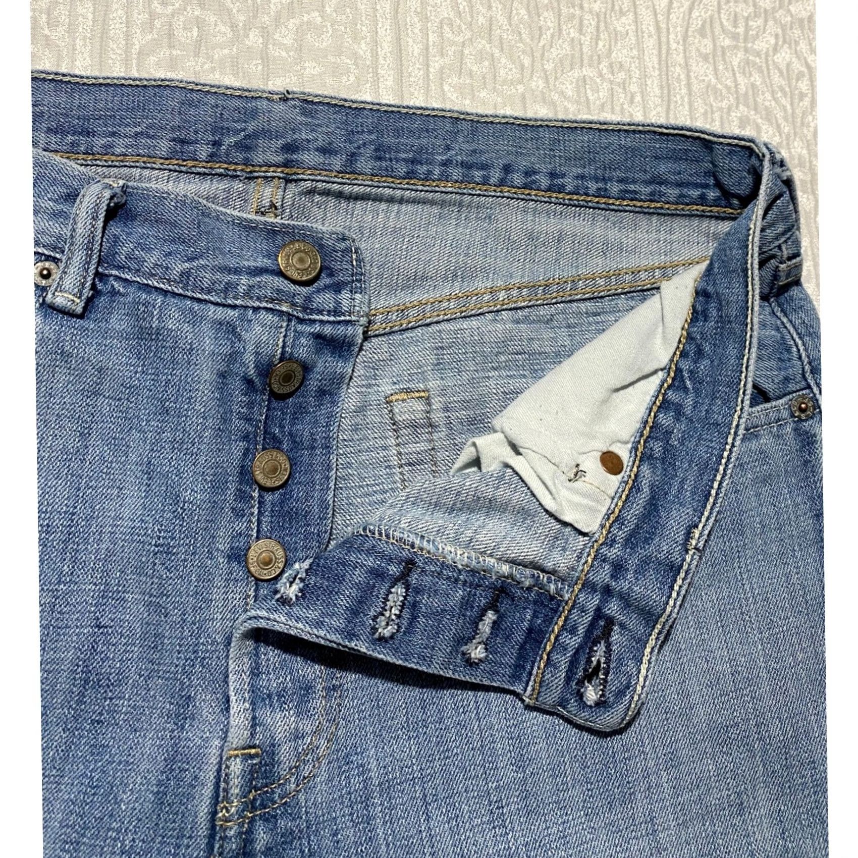 Levi's Levis 501 Original Fit Jeans 33x34 Light Blue Button Fly Straight Denim 5-Pocket Mens Regular Size US 33 - 2 Thumbnail
