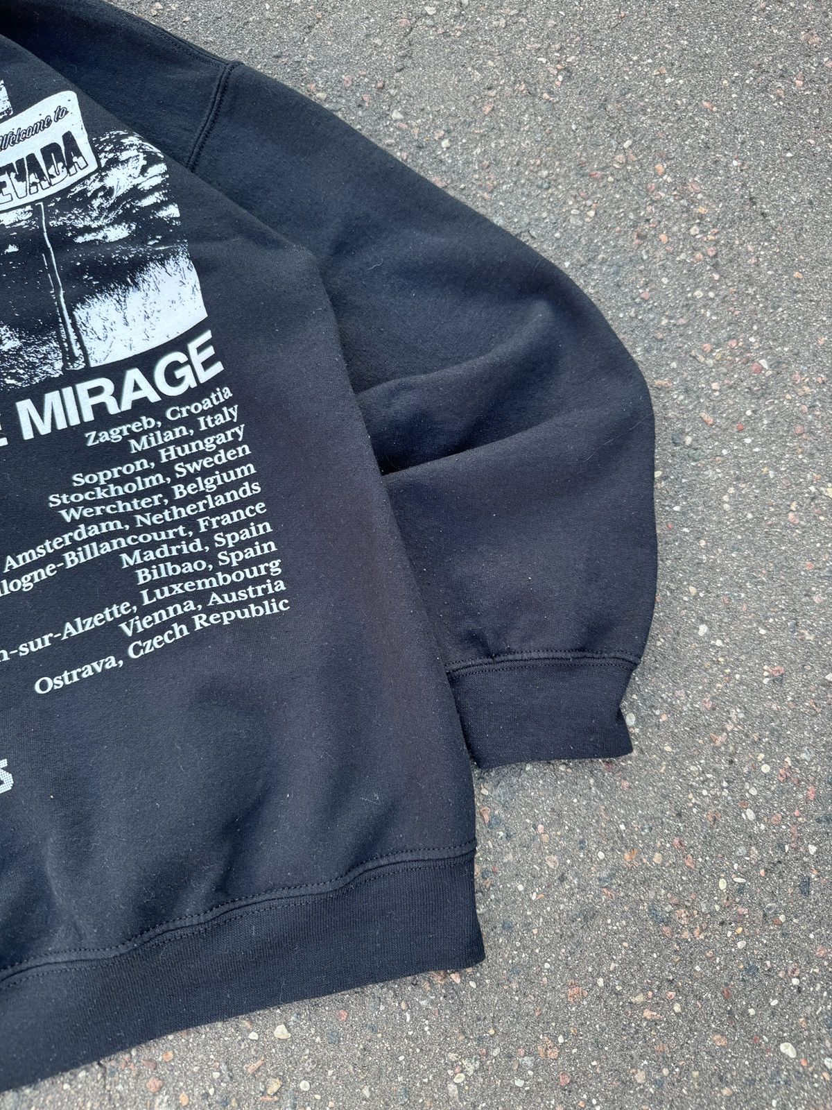 Band Tees VINTAGE THE KILLERS IMPLODING THE MIRAGE HOODIE TOUR 2022 Size US M / EU 48-50 / 2 - 9 Thumbnail