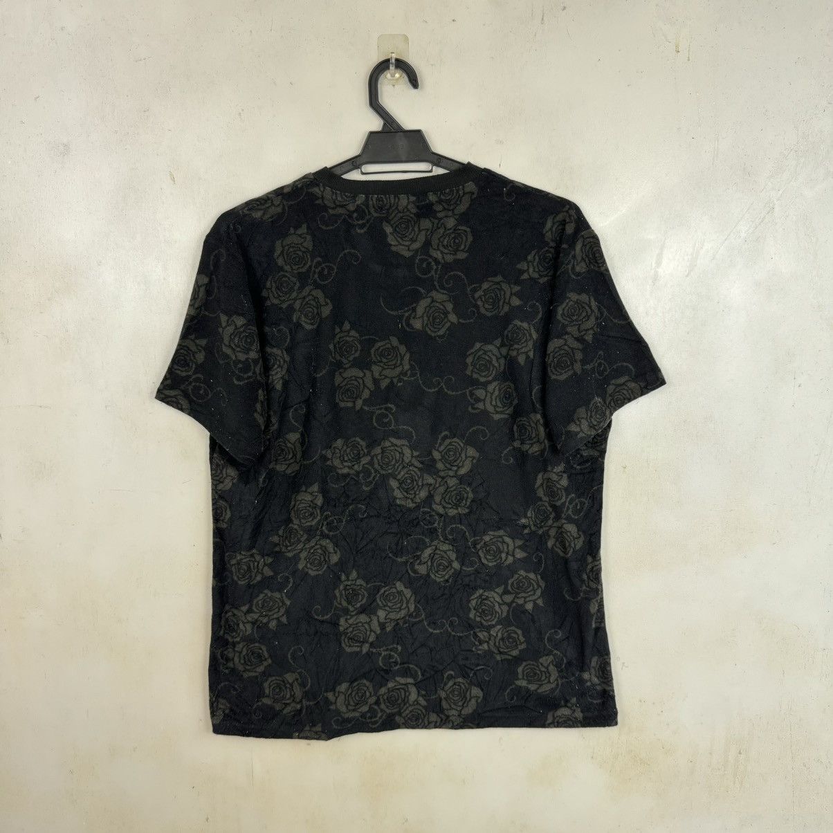 Band Tees × Japanese Brand Yoshikitty X Japan Collab Hello Kitty Black Roses Tshirt Size US L / EU 52-54 / 3 - 6 Thumbnail