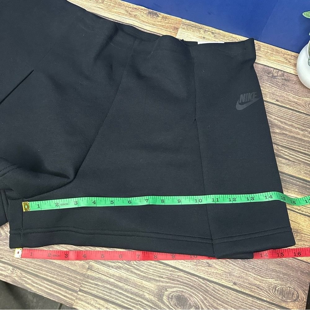 Nike Nike Women's Tech Fleece High Waisted 3” Pleated Shorts NWT Size 38" / US 16 / IT 52 - 6 Thumbnail