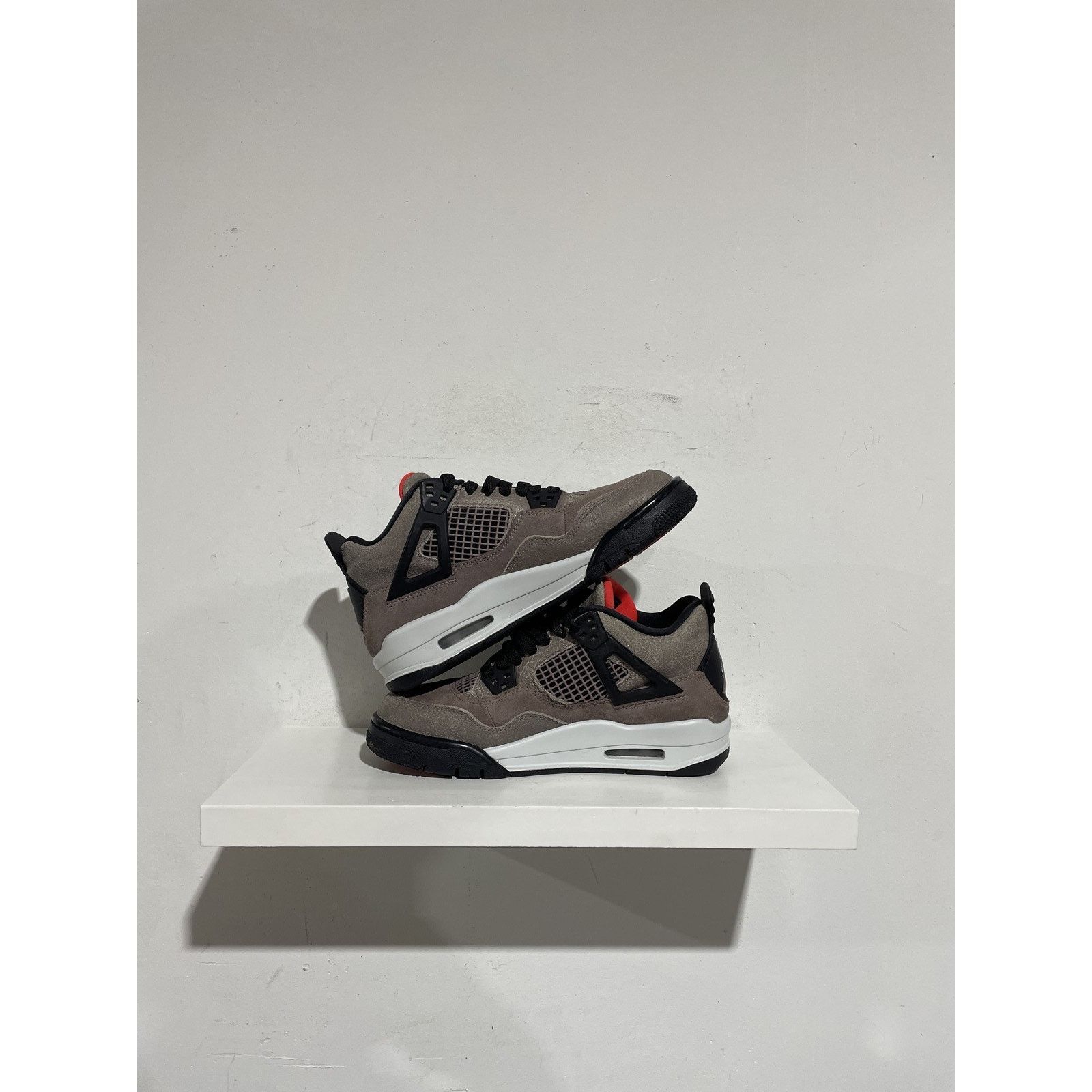 Jordan Brand NIKE JORDAN 4 TAUPE HAZE SIZE 5Y PREOWNED Size US 5 / EU 37 - 2 Thumbnail