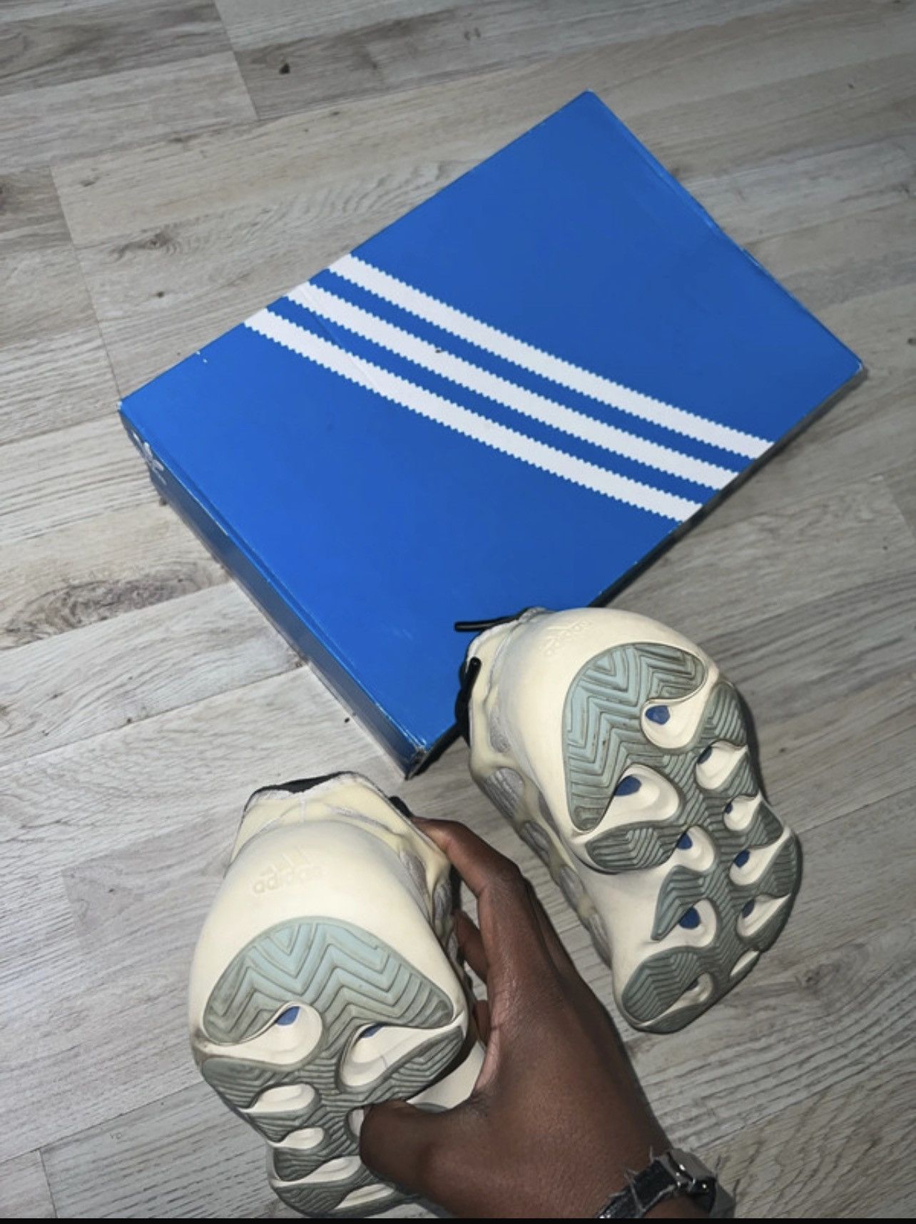 Adidas Yezzy 700 v3 Size US 7 / EU 40 - 4 Thumbnail