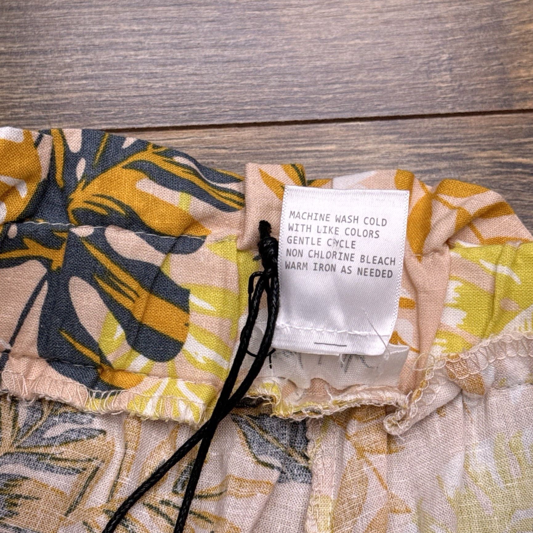 Nicole Miller Nicole Miller Paperbag Linen Shorts Womens Medium Yellow Flowers Knit Size 32" / US 10 / IT 46 - 4 Thumbnail