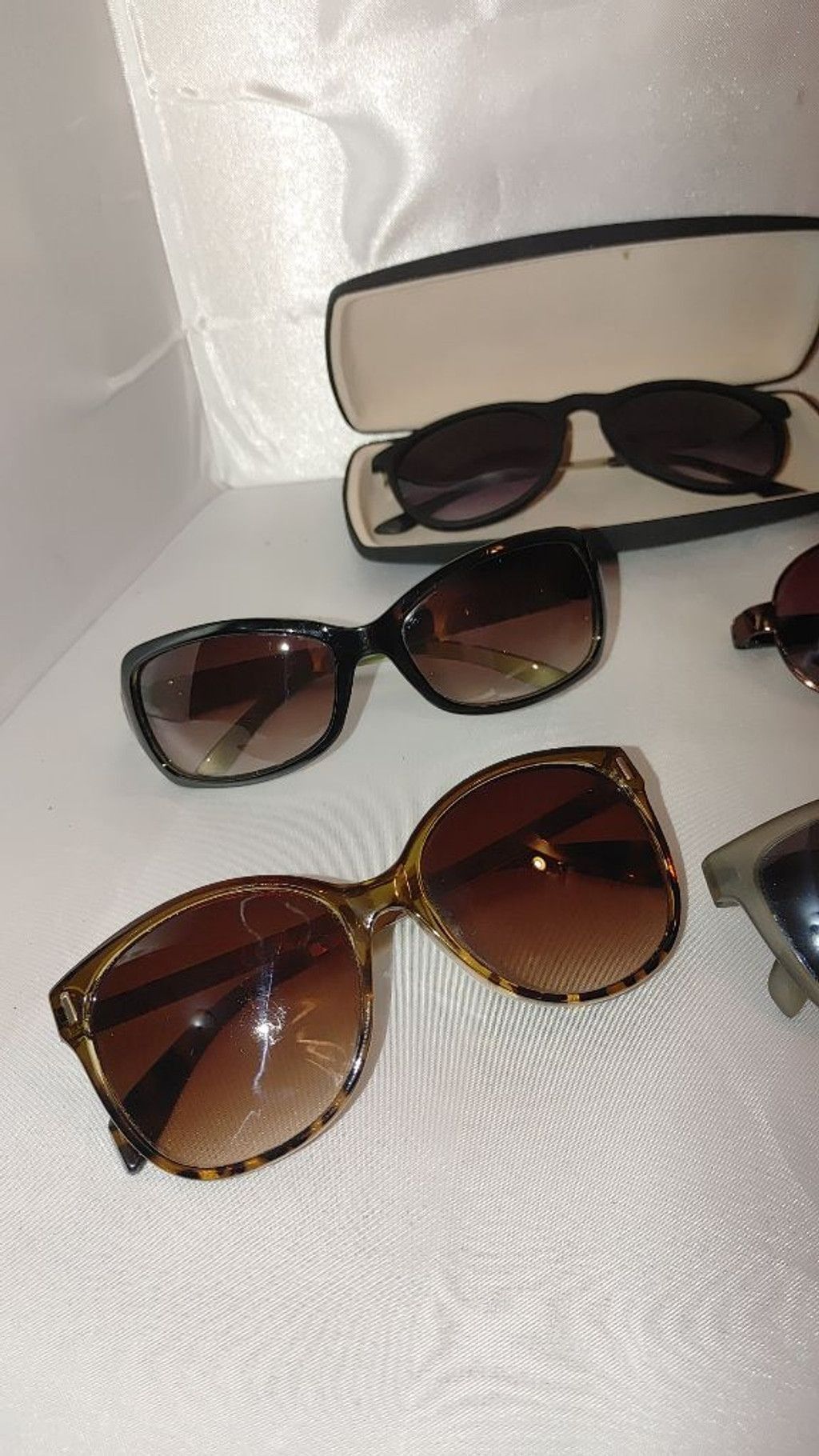 The Unbranded Brand Women display picture 3