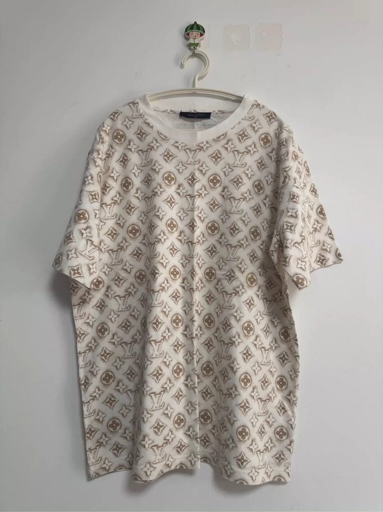 Louis Vuitton Louis Vuitton Beige short-sleeved T-shirt with full logo s Size US XL / EU 56 / 4 - 1 Thumbnail