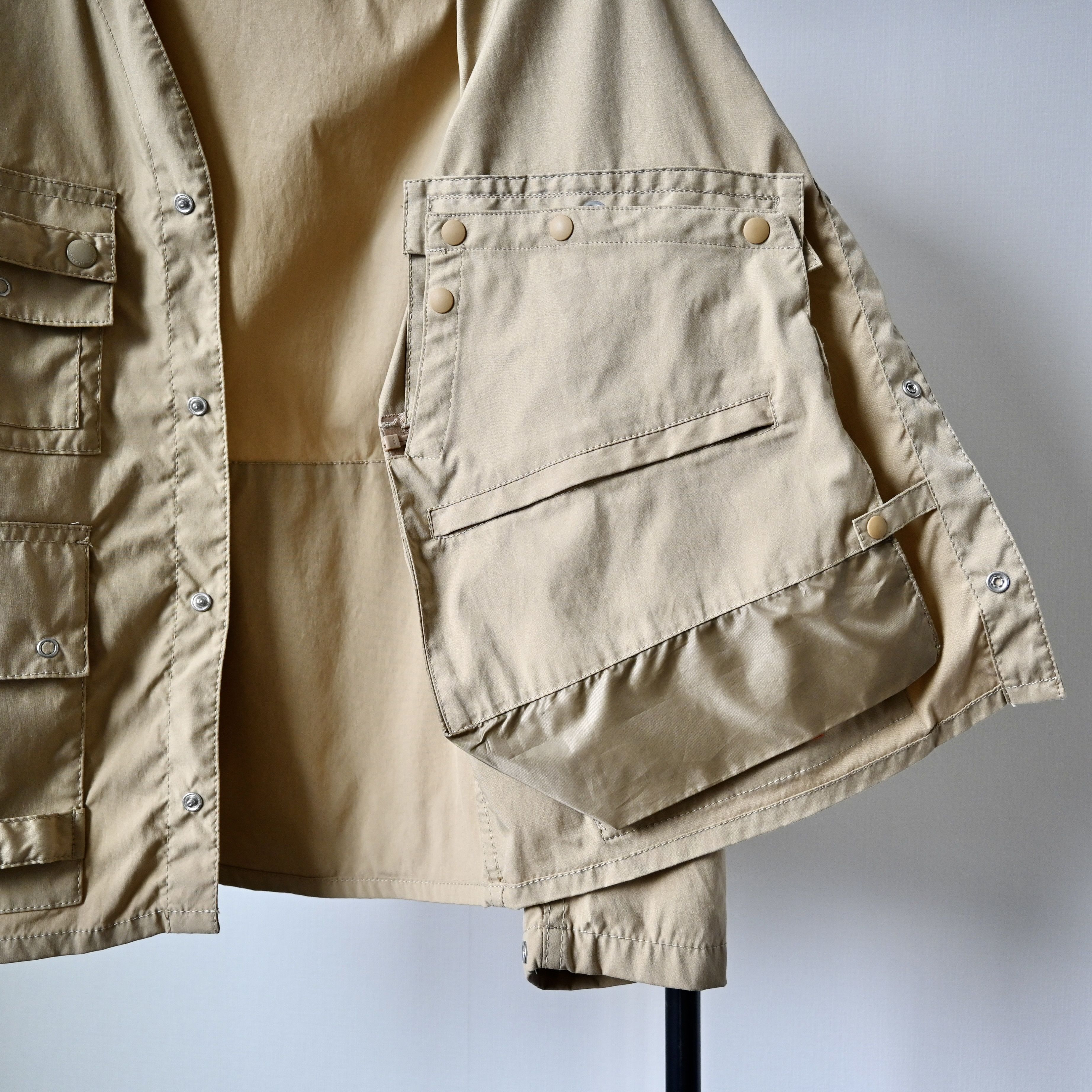 Beams Plus BEAMS PLUS x Komatsu Matere multi-pocket fishing jacket, tan Size US M / EU 48-50 / 2 - 8 Thumbnail