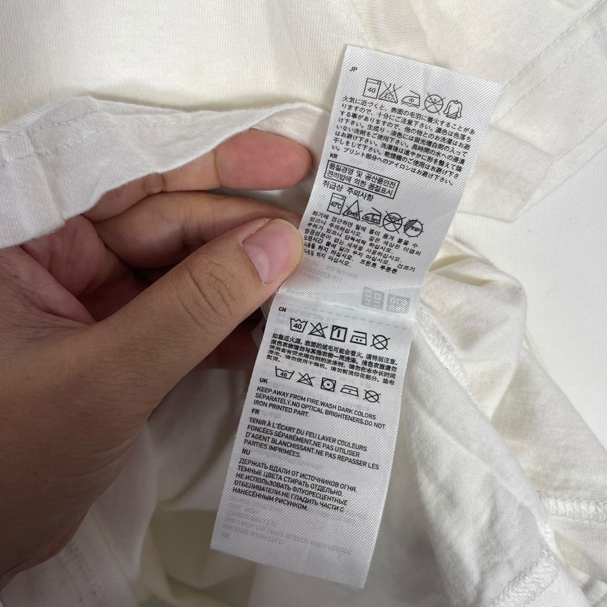 Uniqlo Uniqlo UT Wilkinson Bottle Graphic T Shirt White Japan Promo Size US M / EU 48-50 / 2 - 7 Thumbnail