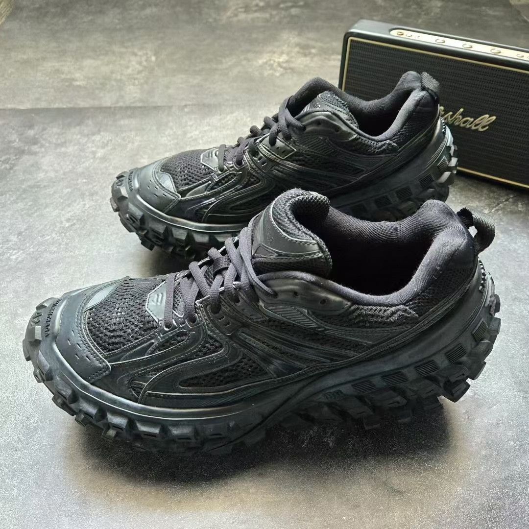 Balenciaga Balenciaga Black Lowtop Sneakers 42 Men Size US 9 / EU 42 - 1 Thumbnail