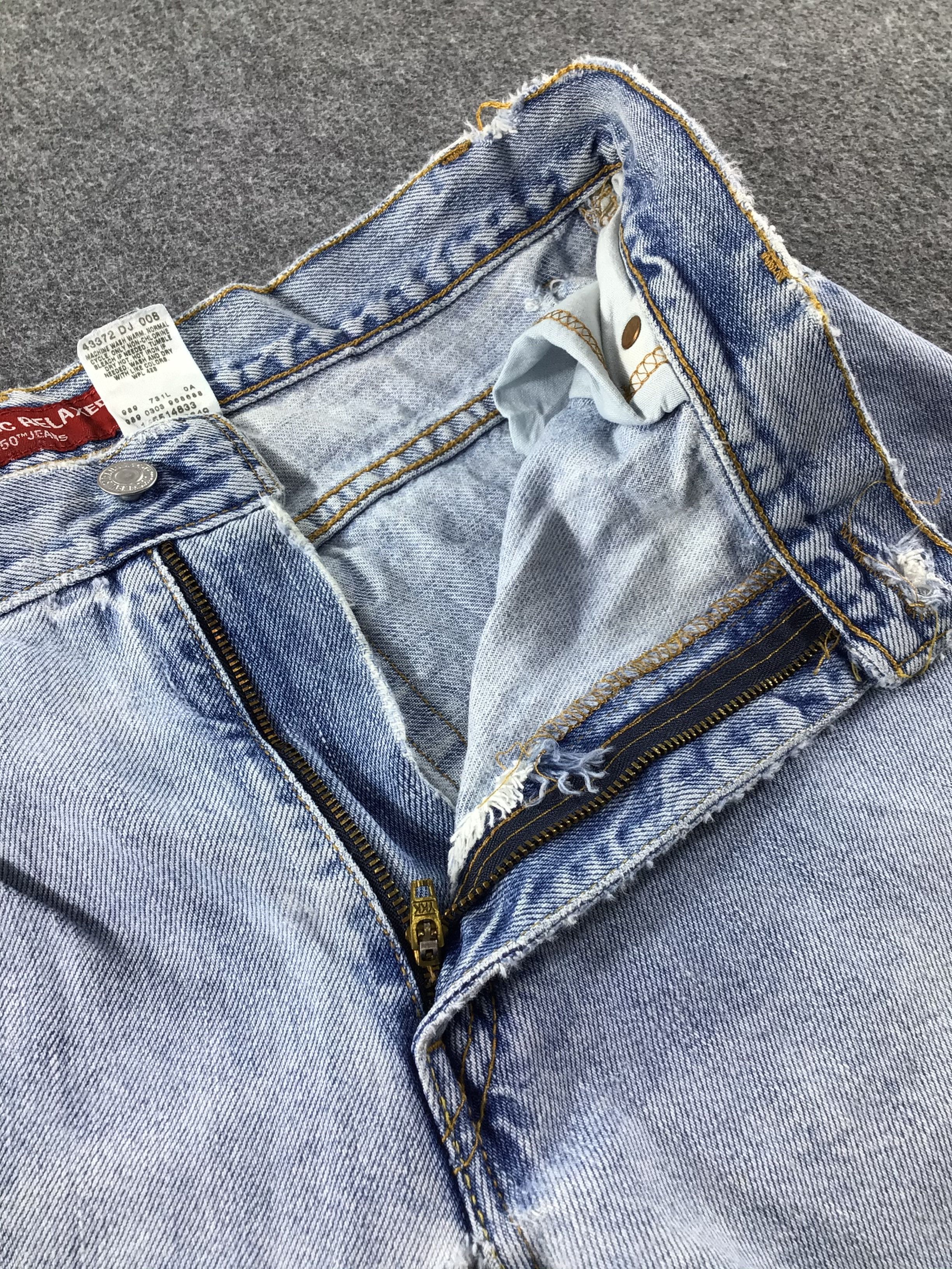 Levi's Vintage Levis 550 Jeans Distressed Faded Blue -J584 Size US 33 - 9 Thumbnail