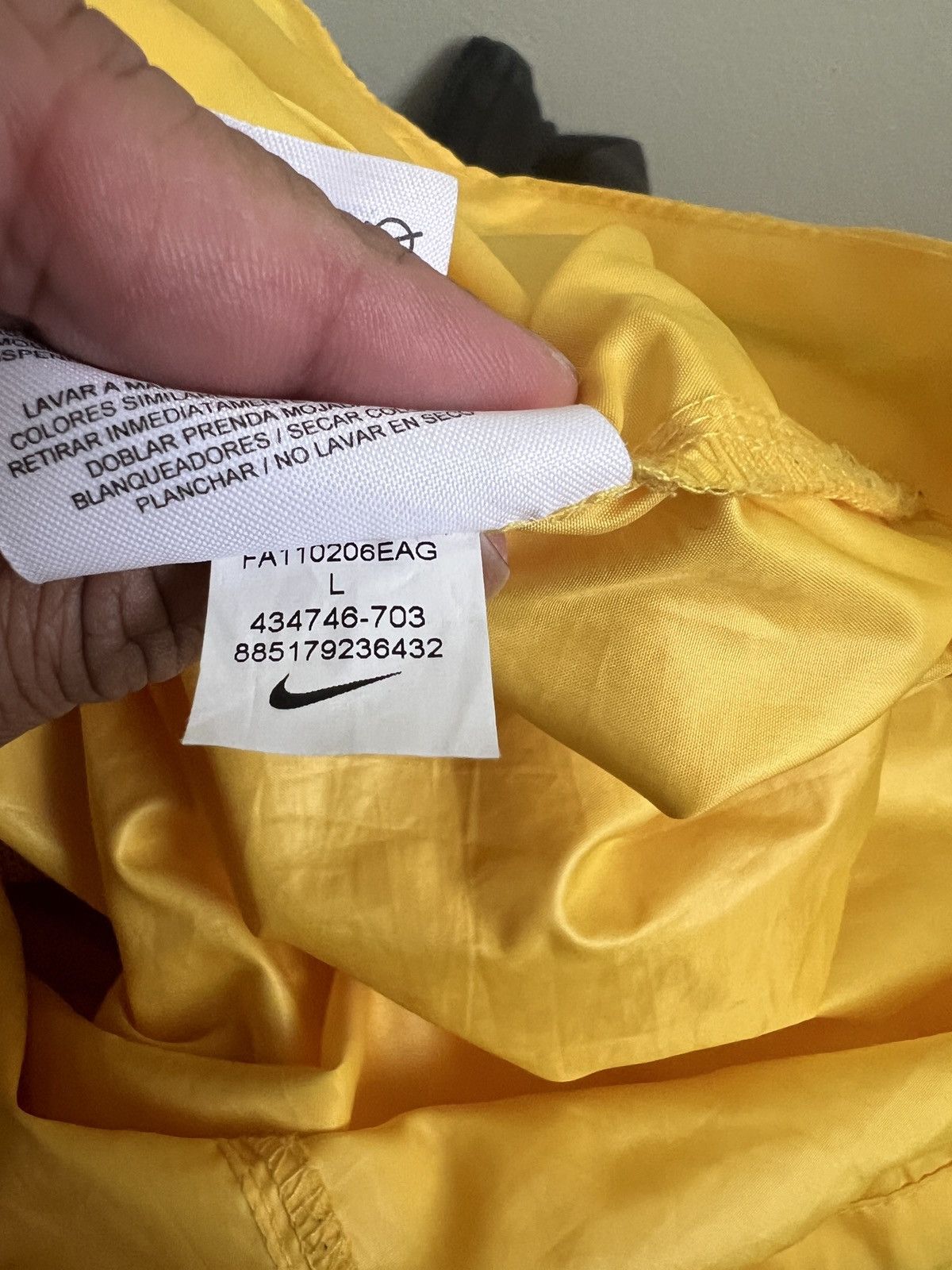 Nike Nike Livestrong Windbreaker/Raincoat Size US L / EU 52-54 / 3 - 4 Thumbnail
