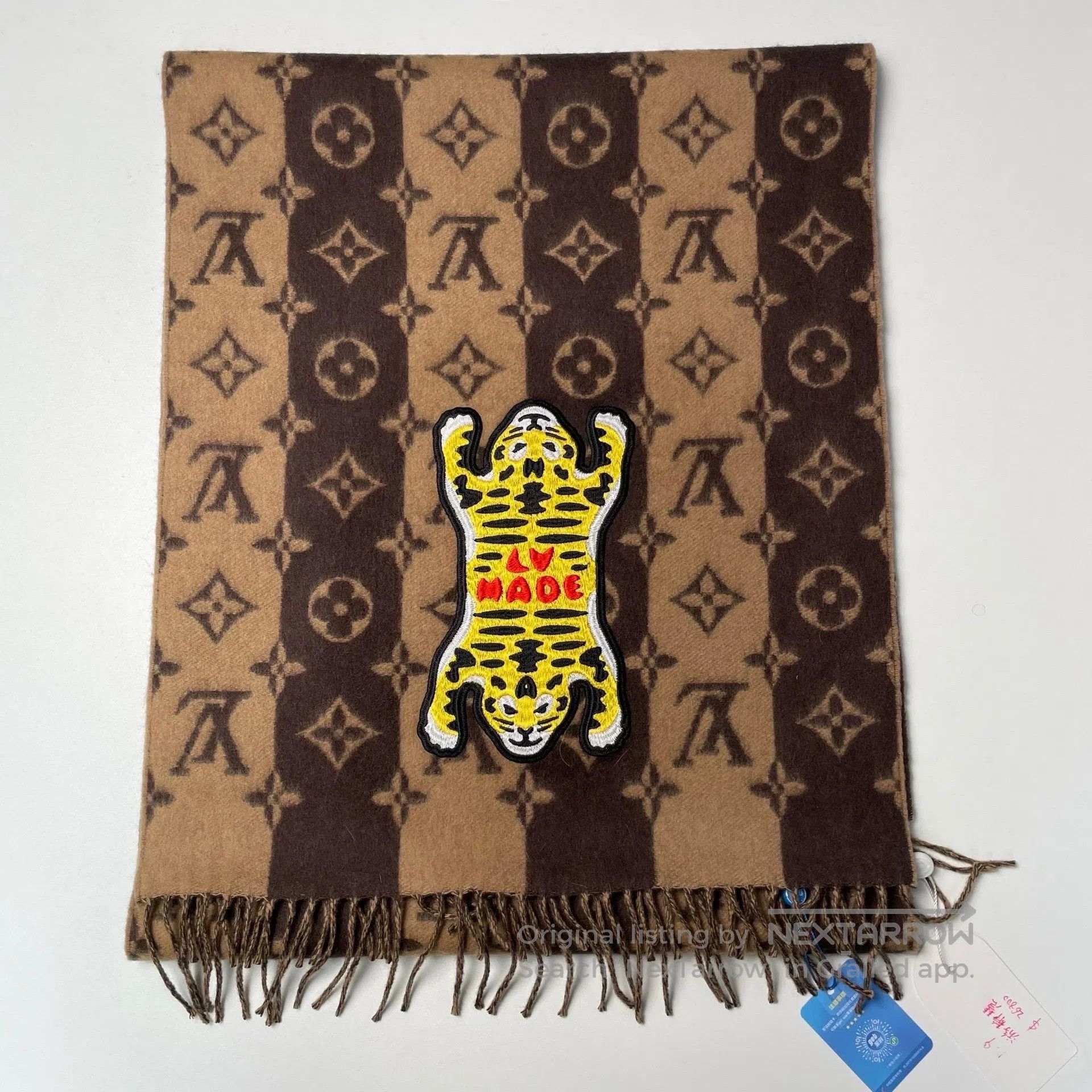 Louis Vuitton Louis Vuitton Brown and khaki color block heart little tig Size ONE SIZE - 9 Thumbnail