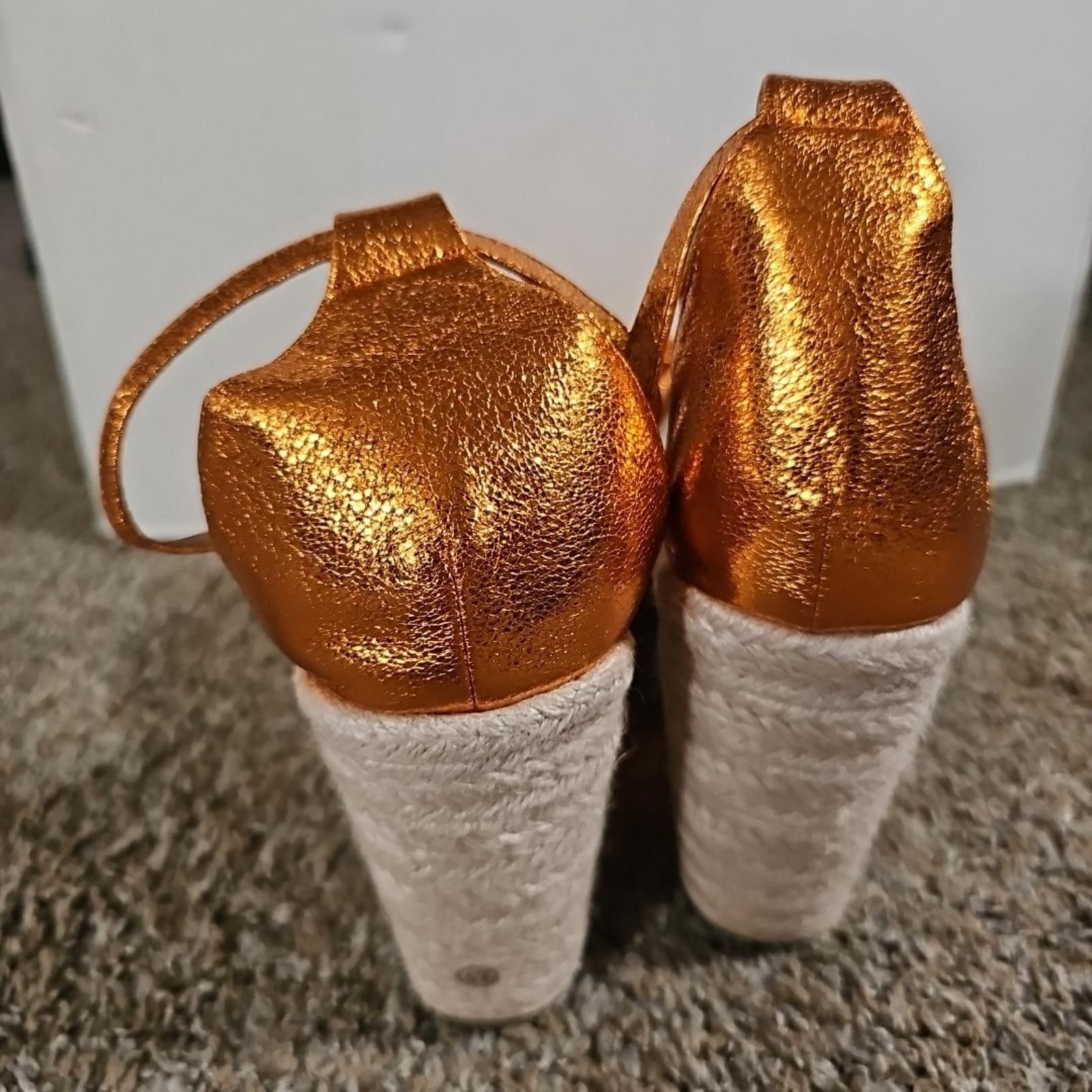 The Unbranded Brand No Brand Sz42 Orange Wedge Sandal Heel MISSING 1 ANKLE STRAP Size US 7.5 / IT 37.5 - 4 Thumbnail