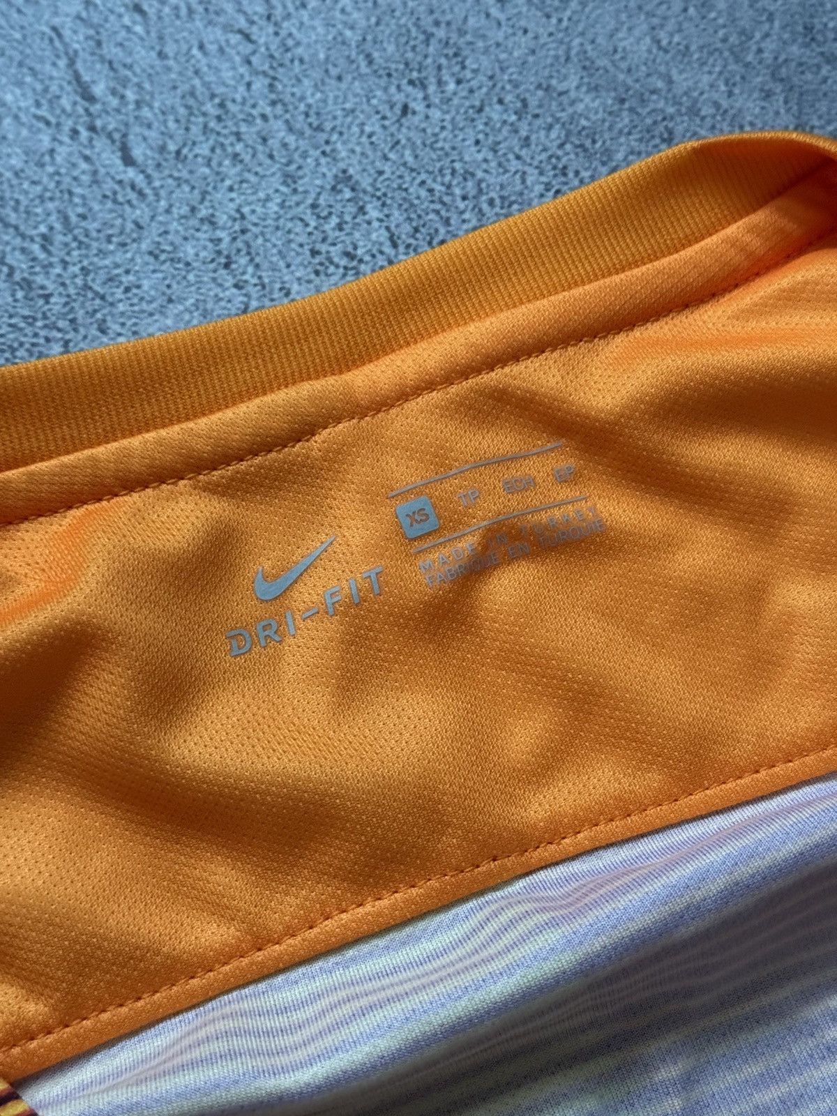 Nike × Vintage Nike galatasaray Wmns XS home jersey tee T-shirt 777112-630 Size XS / US 0-2 / IT 36-38 - 9 Thumbnail