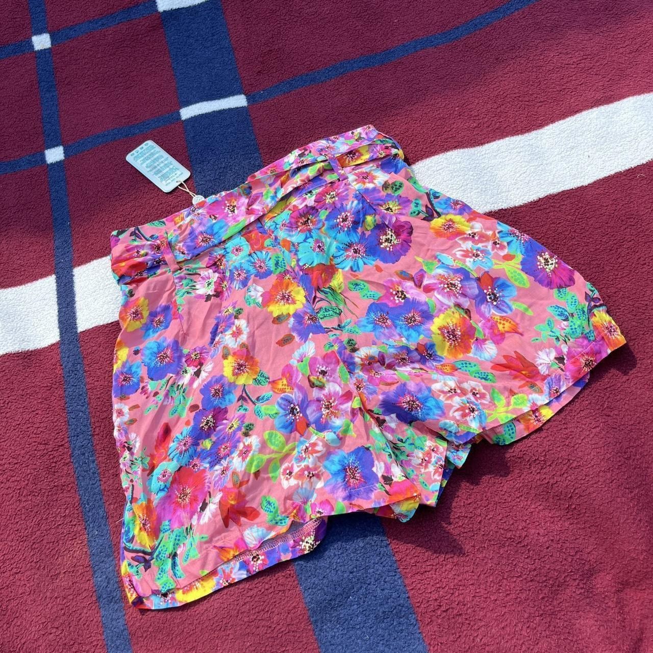 Other Luli Fama Electric coral water blossoms bermuda shorts Size 27" / US 4 / IT 40 - 2 Thumbnail
