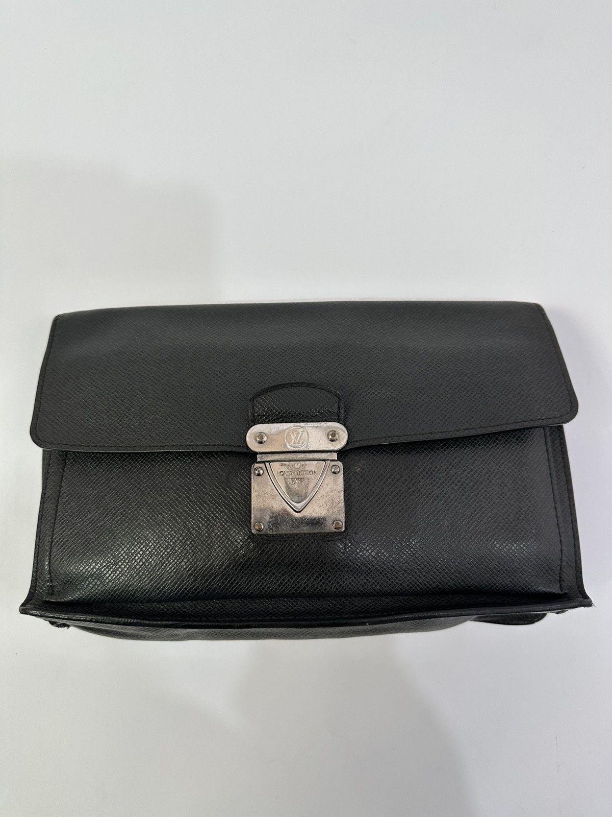 LOUIS VUITTON Taiga Pochette Belaia Ardoise