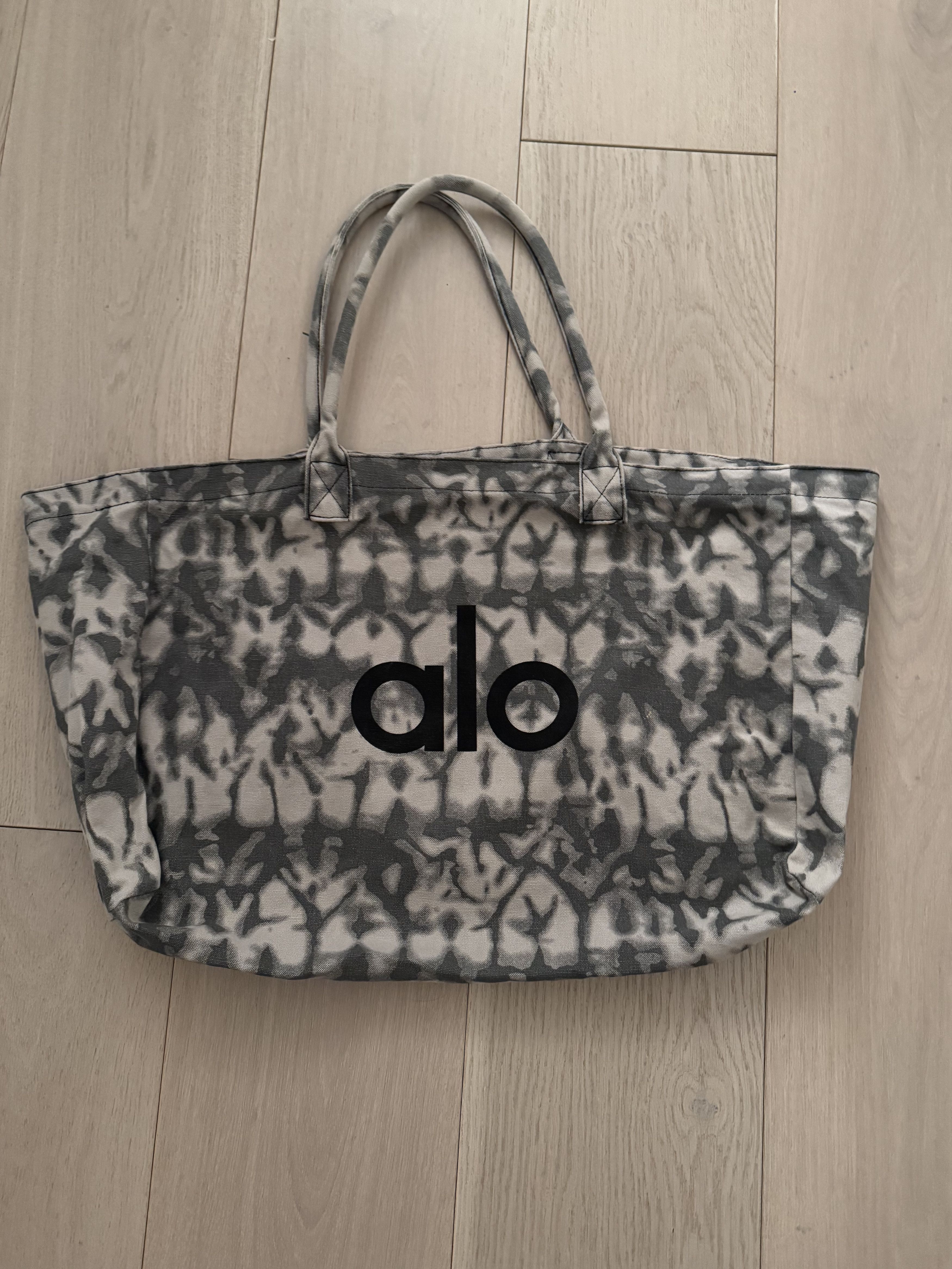 Alo Yoga Shopper Tote Bag