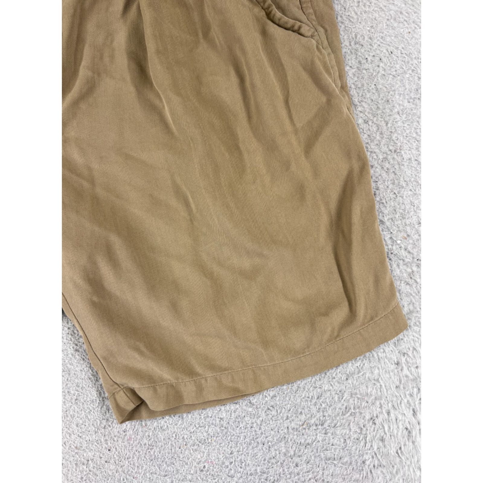 Tommy Bahama Tommy Bahama Bermuda Shorts Men 34 Beige Silk Herringbone Pleated 9 Inseam Zip Pocket Pockets Travel Aloha Beach Designer Mens Size US 34 / EU 50 - 2 Thumbnail