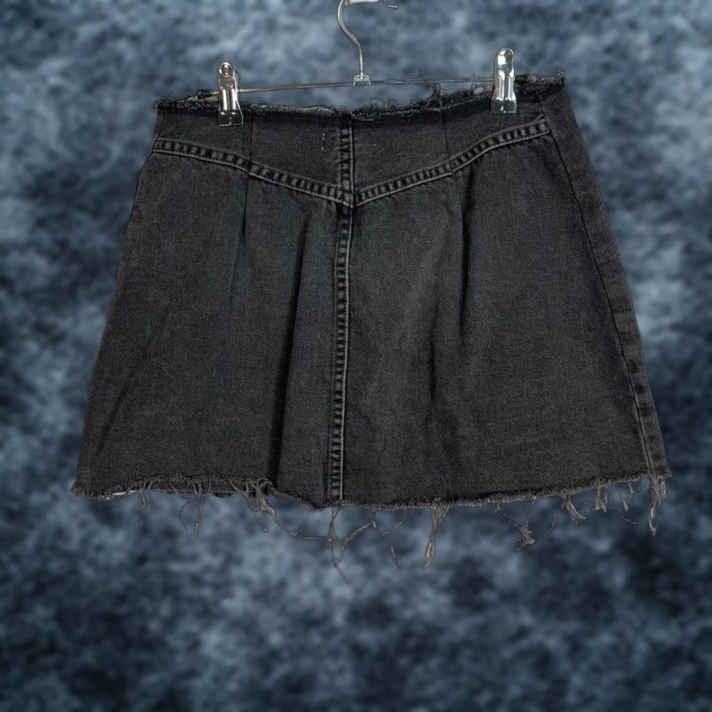 Boyish Boyish Black Denim Mini Skirt W/ Frayed Hem & Dual Front Zippers - 28 Adult Womens Shorts Skirt Casual Vintage Not Applicable? Size 28" / US 6 / IT 42 - 1 Thumbnail