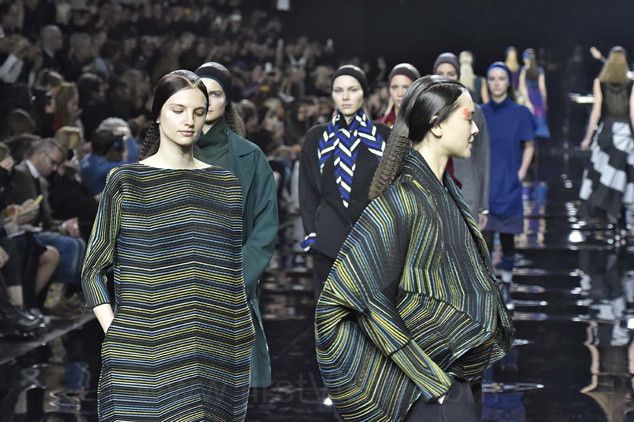 Pleats Please Issey Miyake Issey Miyake Runway Dress – A/W 2015 Zigzag Pleats Size ONE SIZE - 10 Thumbnail