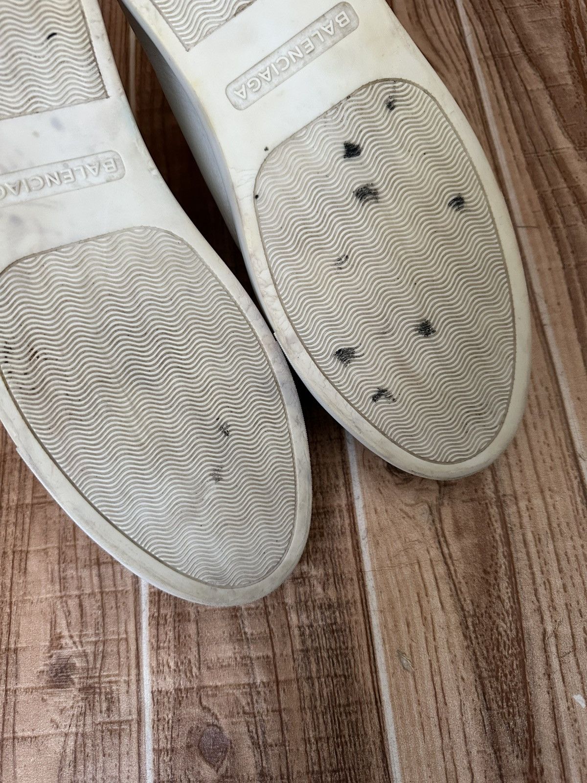 Balenciaga Balenciaga Arena Cracked White Leather Lowtop Sneaks Size US 13 / EU 46 - 18 Thumbnail