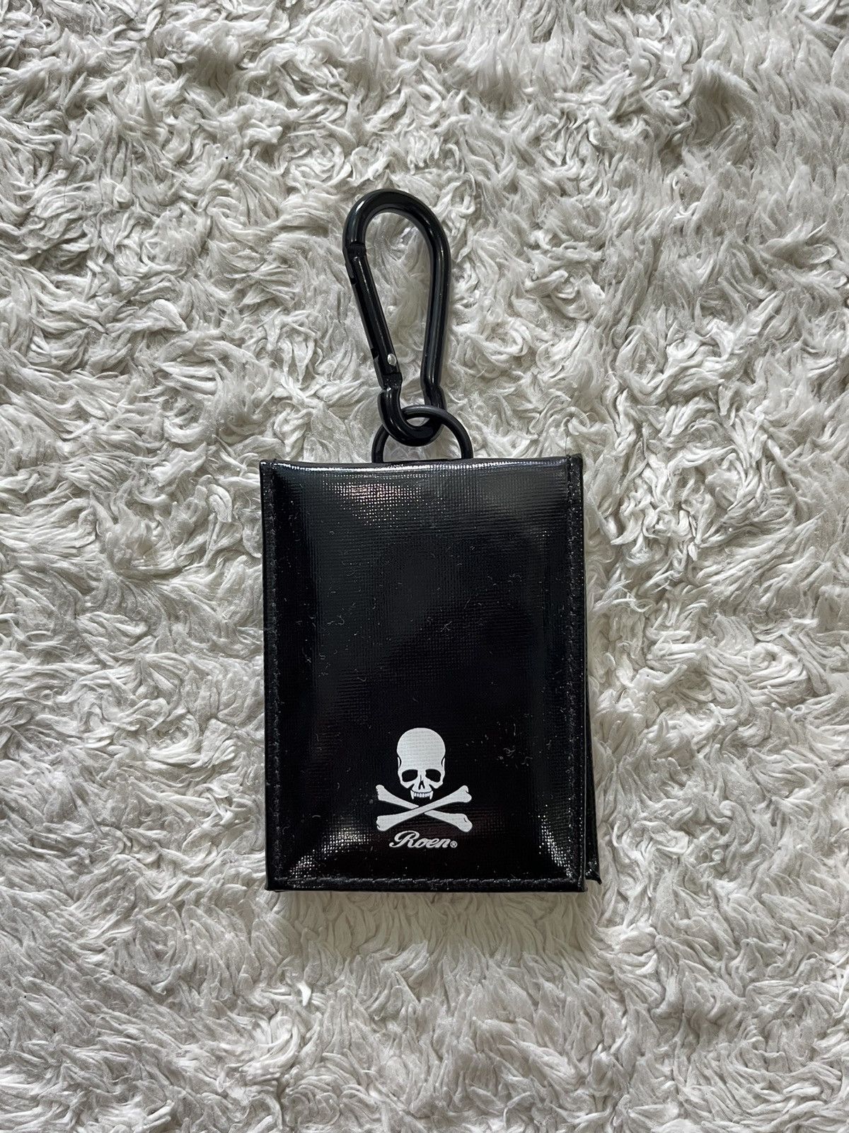 roen id card holder with carabiner