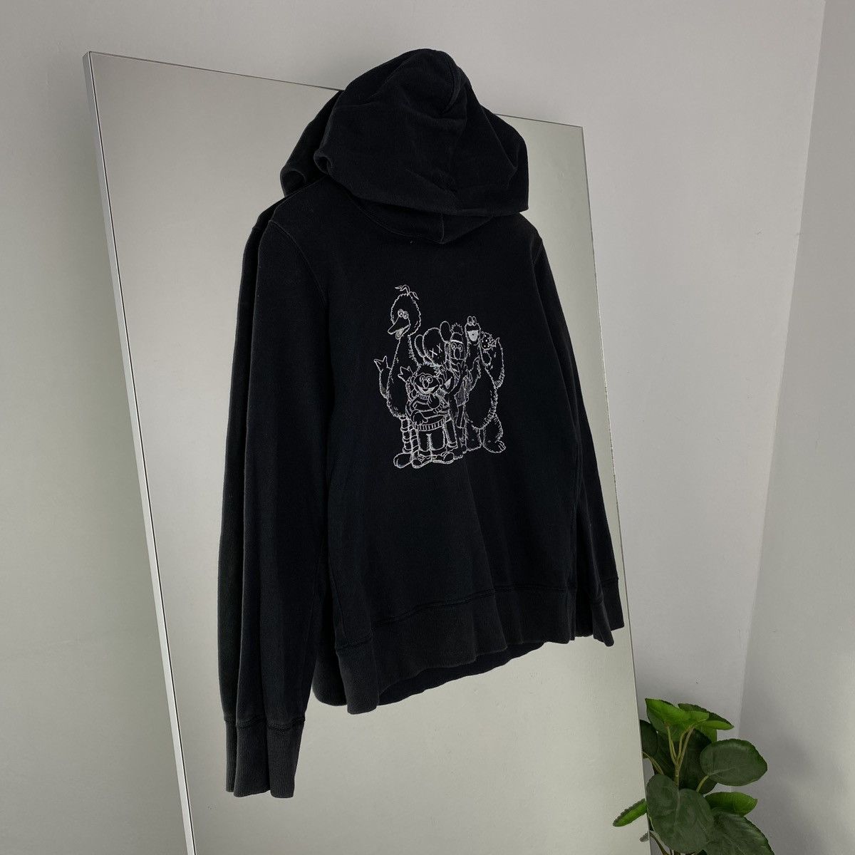 Kaws KAWS X UNIQLO VINTAGE HOODIE Size S / US 4 / IT 40 - 1 Thumbnail