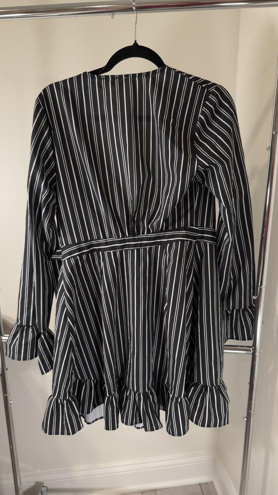 Designer Allison New York Striped Dress with Ruffle Sleeves Size L / US 10 / IT 46 - 2 Thumbnail