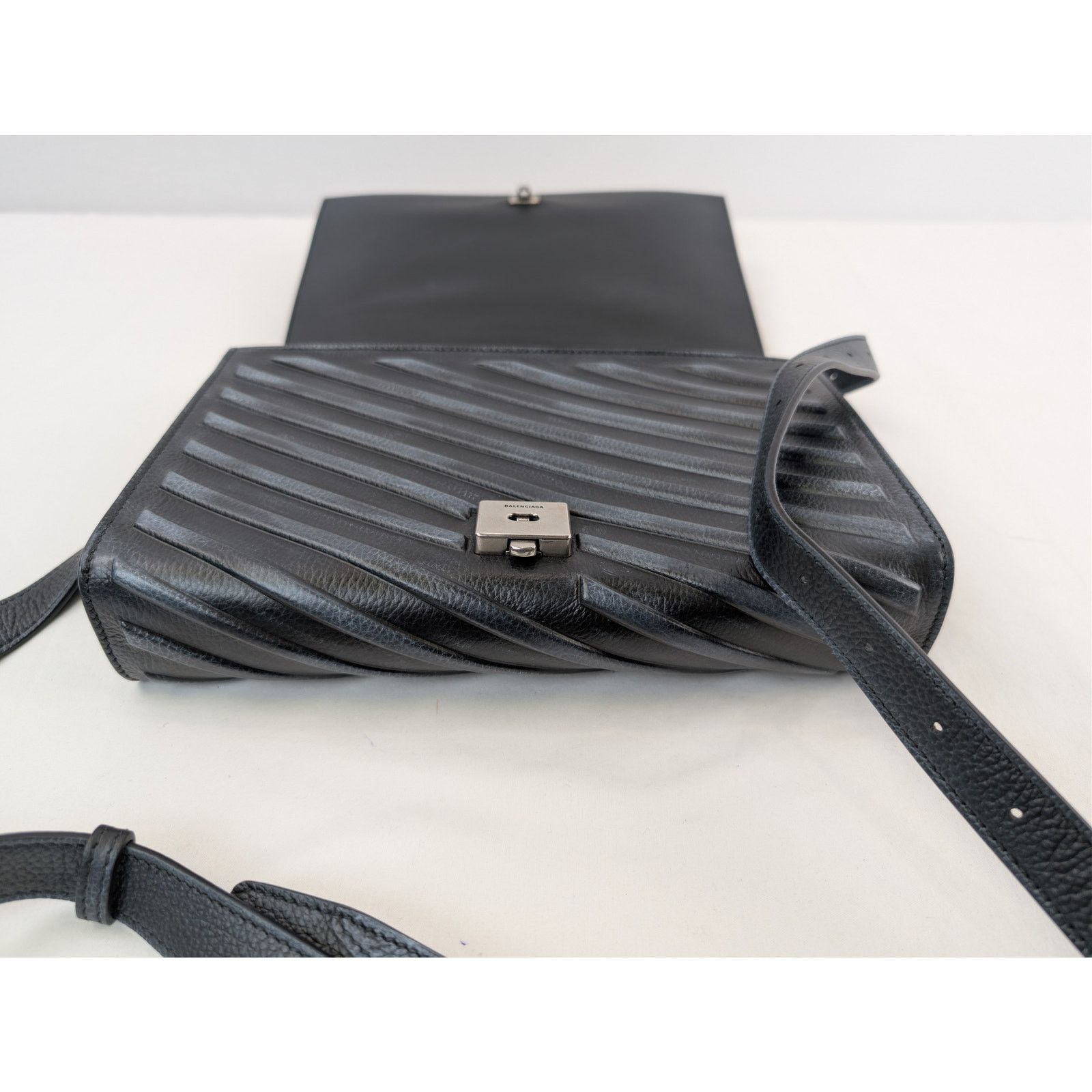 Balenciaga o1rshd1 Size: OS / Car Flap Bag with Strap Black/ White Dirt Size ONE SIZE - 14 Thumbnail