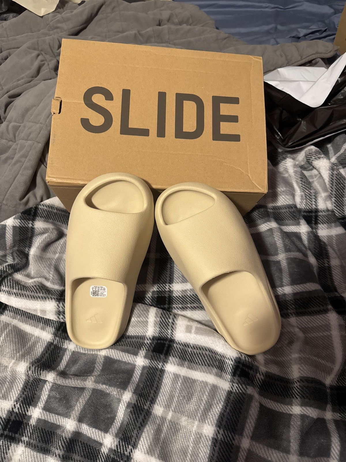 Adidas Addidas Yeezy Slide Bone 9 never worn Size US 9 / EU 42 - 1 Thumbnail