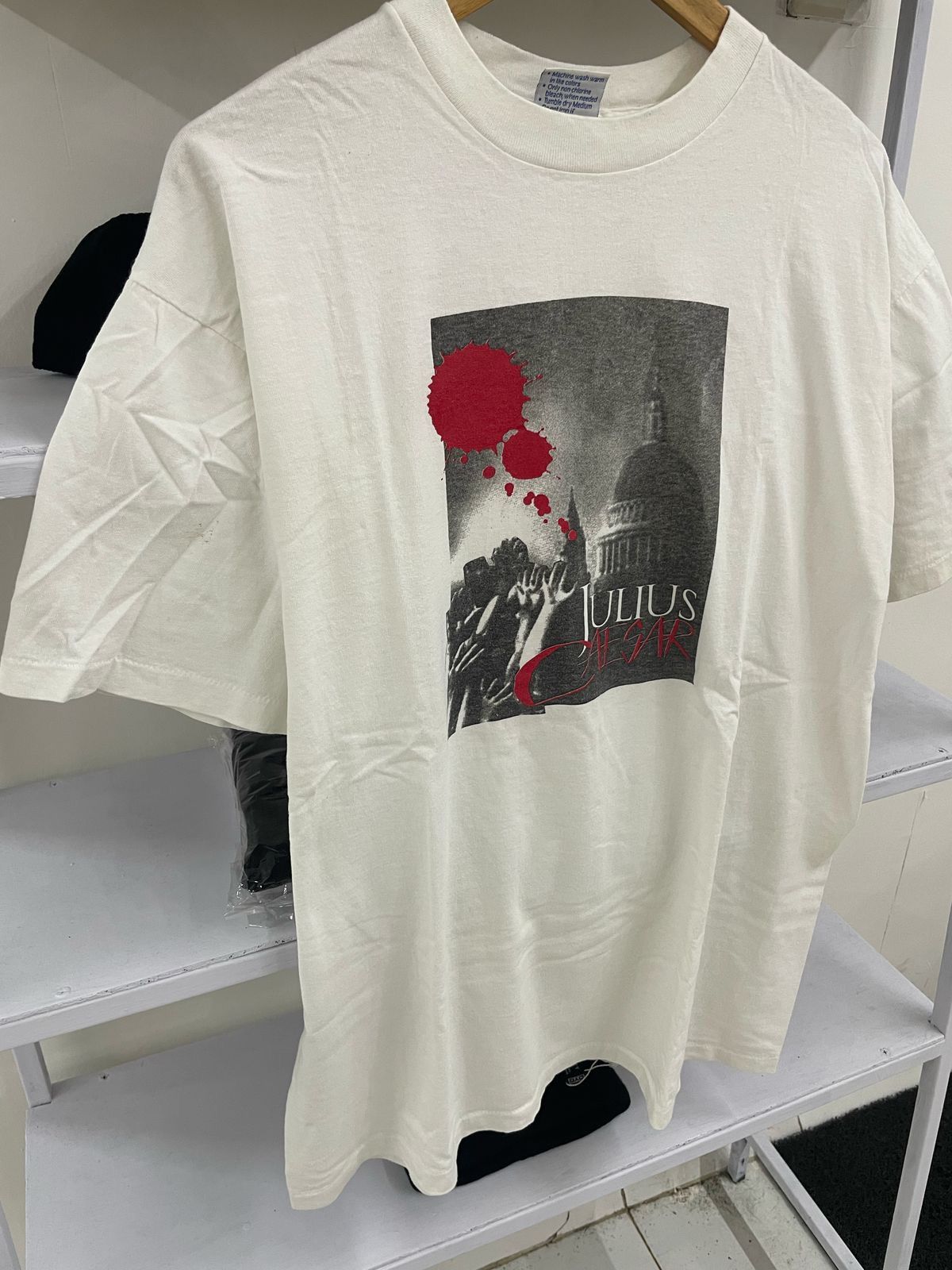 Vintage VINTAGE 90s "JULIUS CAESAR" TSHIRT. Size US XL / EU 56 / 4 - 2 Thumbnail