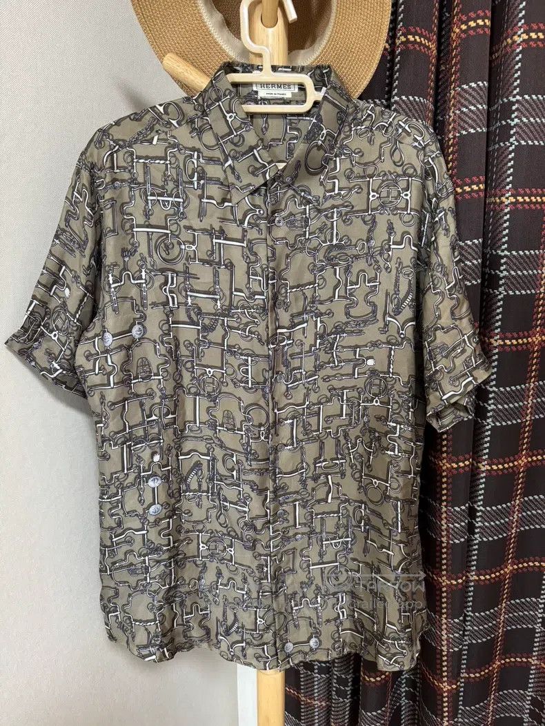 Hermes Hermes size 43 Mulberry Silk Short Sleeve Shirt Size US XL / EU 56 / 4 - 1 Thumbnail