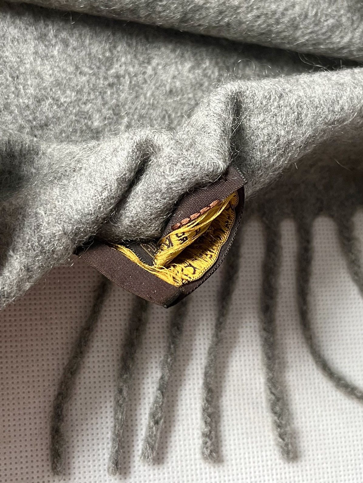 Louis Vuitton Louis Vuitton Single Logo 100% Cashmere Scarf Size ONE SIZE - 17 Thumbnail