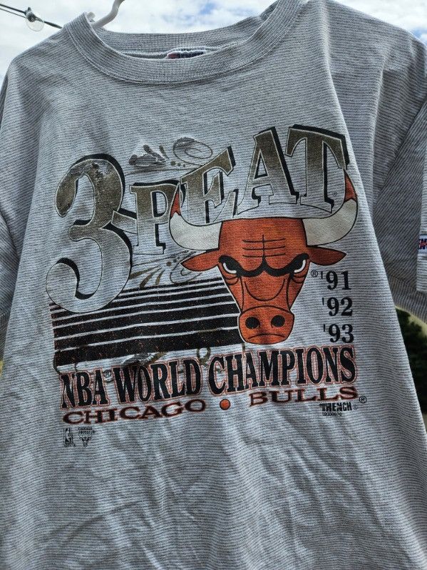 Trench USA Chicago Bulls 3 Peat NBA World Champions Trench Tee Size US L / EU 52-54 / 3 - 2 Thumbnail