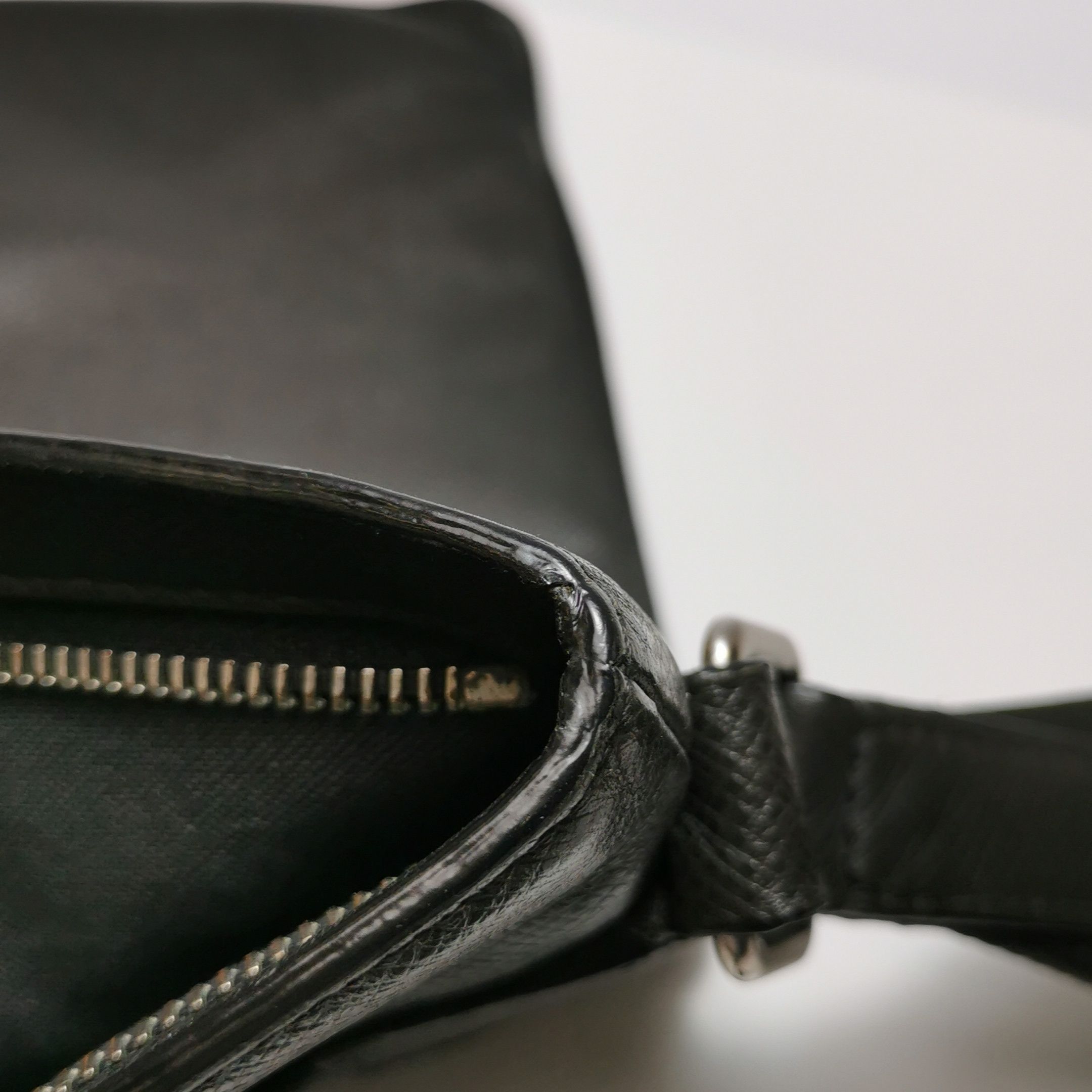 Louis Vuitton Louis Vuitton (LV) Cowhide Solid Zipper Crossbody Bag -y250 Size ONE SIZE - 8 Thumbnail