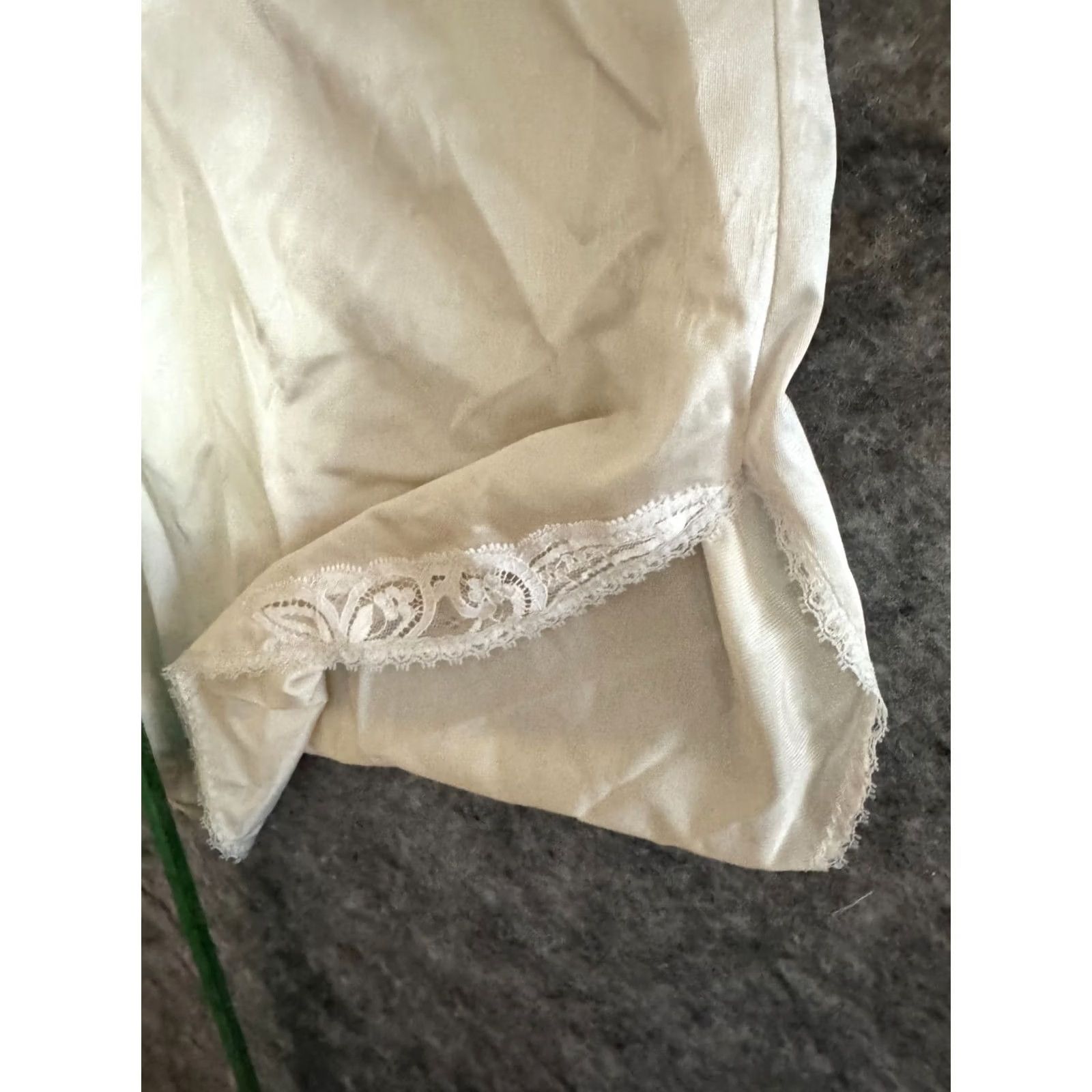 Vintage VINTAGE Dixie Belle Slip Half Large White Nylon Lace Trim Kick Slit USA Mens? Womens? Size ONE SIZE - 4 Thumbnail