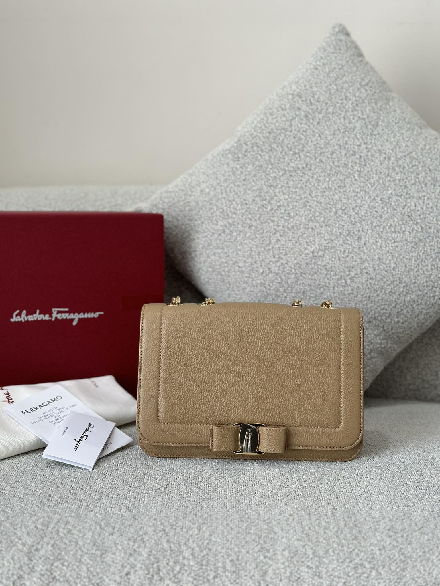 Salvatore Ferragamo o1s1rm0924 Size: OS / Vara Bow Shoulder Bag in Brown Size ONE SIZE - 2 Thumbnail