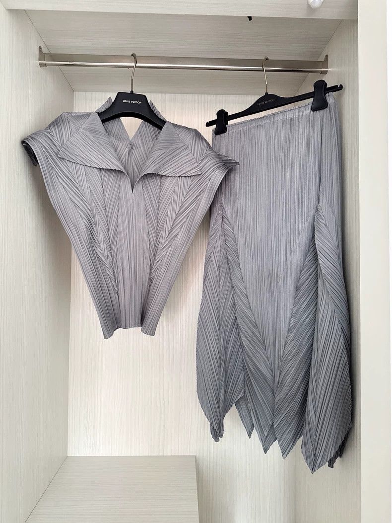 Issey Miyake Issey Miyake size:3 Grey pleated short-sleeved shirt Size S / US 4 / IT 40 - 1 Thumbnail